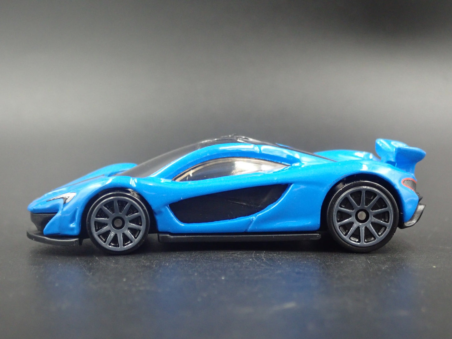 2013-2015 MCLAREN P1 SUPER CAR BLUE 1:64 SCALE DIORAMA DIECAST MODEL CAR