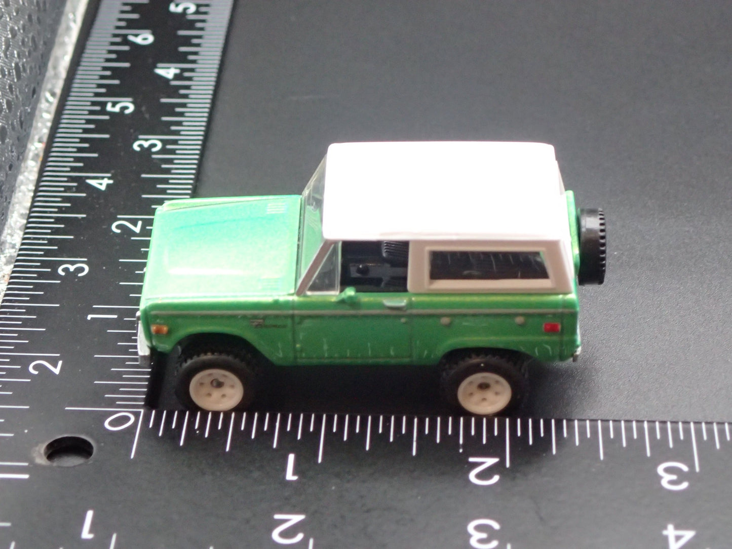 1975 75 FORD BRONCO GREEN 1/64 SCALE COLLECTIBLE DIORAMA DIECAST MODEL CAR