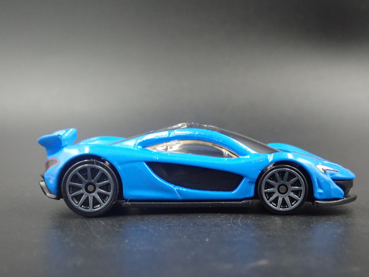 2013-2015 MCLAREN P1 SUPER CAR BLUE 1:64 SCALE DIORAMA DIECAST MODEL CAR