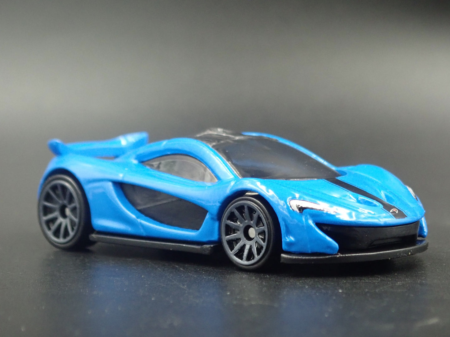 2013-2015 MCLAREN P1 SUPER CAR BLUE 1:64 SCALE DIORAMA DIECAST MODEL CAR