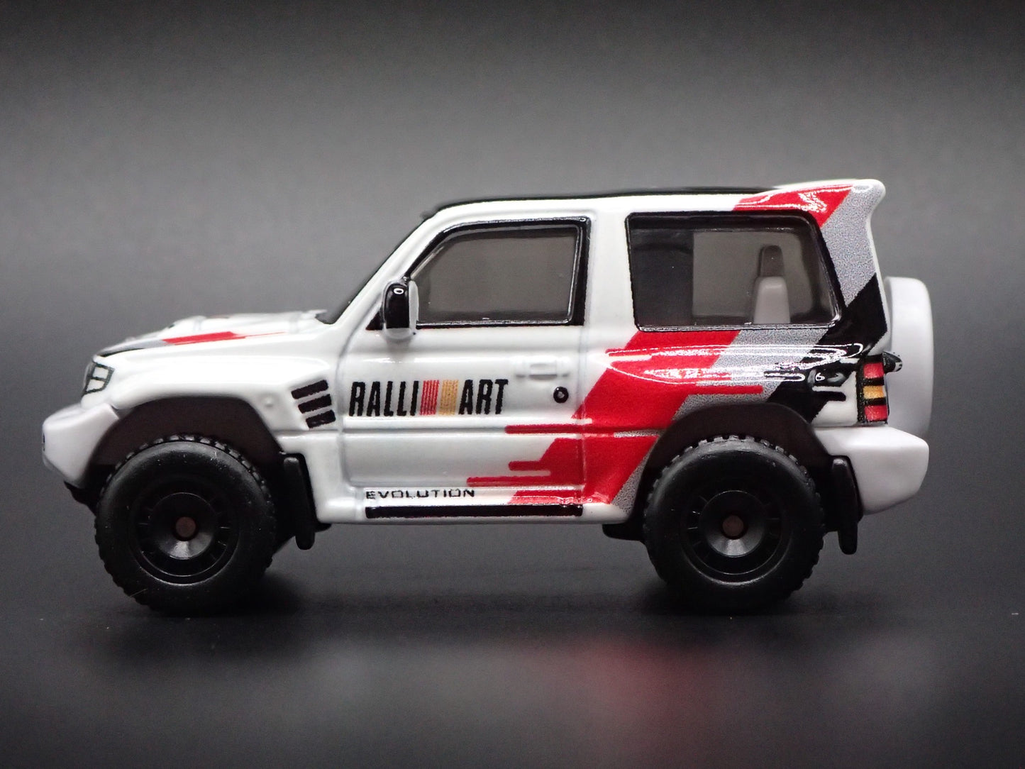 1997-1999 MITSUBISHI PAJERO EVOLUTION SUV 1:64 SCALE DIORAMA DIECAST MODEL CAR