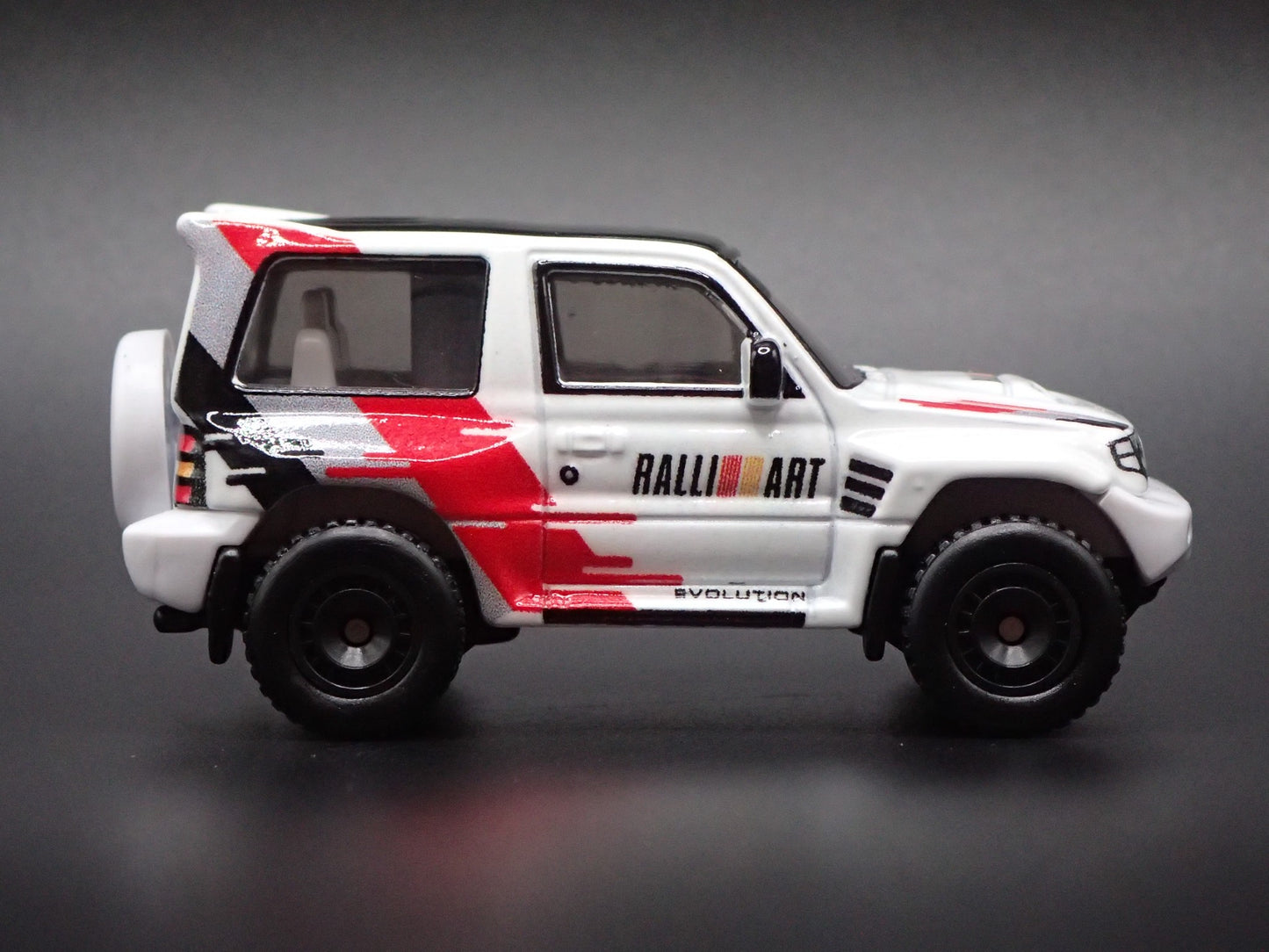 1997-1999 MITSUBISHI PAJERO EVOLUTION SUV 1:64 SCALE DIORAMA DIECAST MODEL CAR