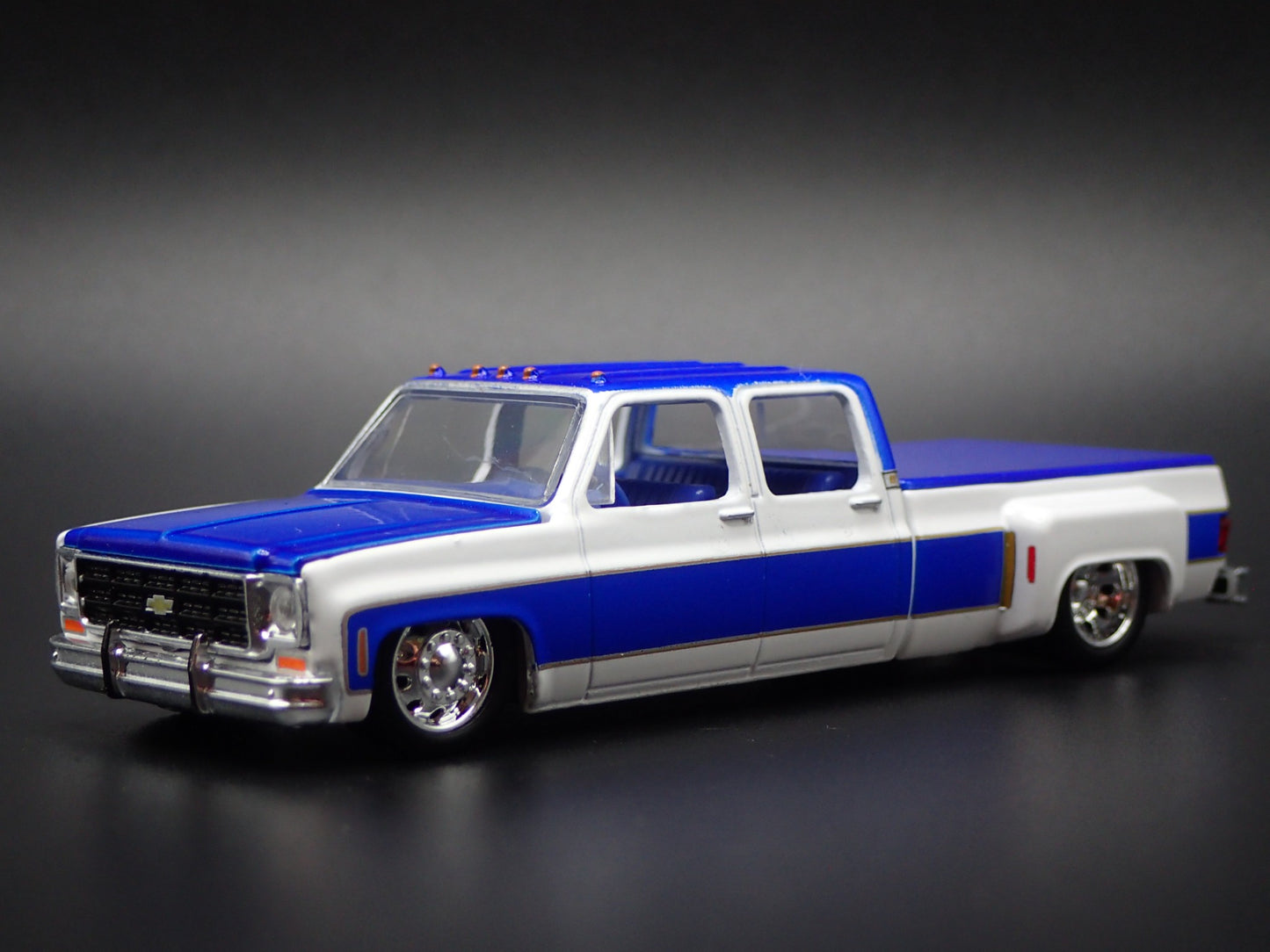 1977 CHEVY CHEVROLET SILVERADO 30 DUALLY SQUAREBODY TRUCK 1/64 DIECAST MODEL CAR