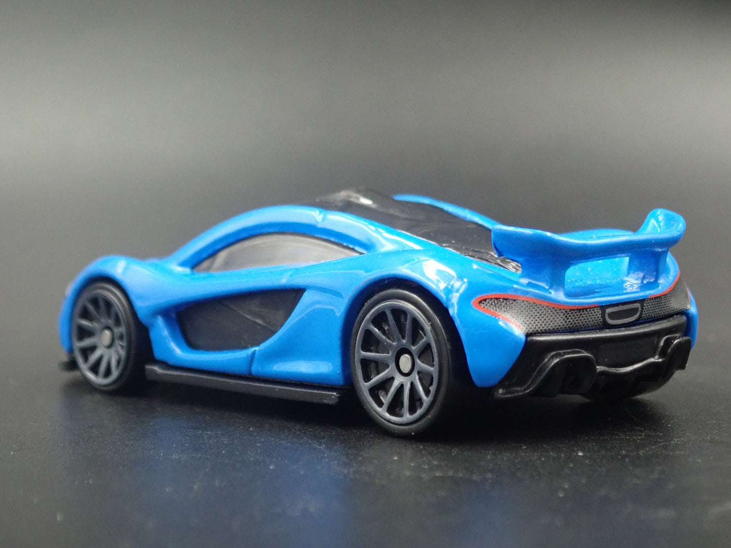 2013-2015 MCLAREN P1 SUPER CAR BLUE 1:64 SCALE DIORAMA DIECAST MODEL CAR