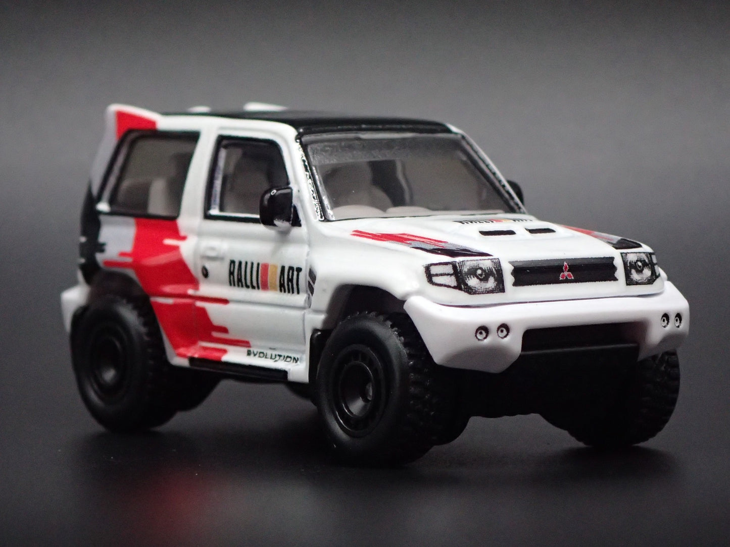 1997-1999 MITSUBISHI PAJERO EVOLUTION SUV 1:64 SCALE DIORAMA DIECAST MODEL CAR