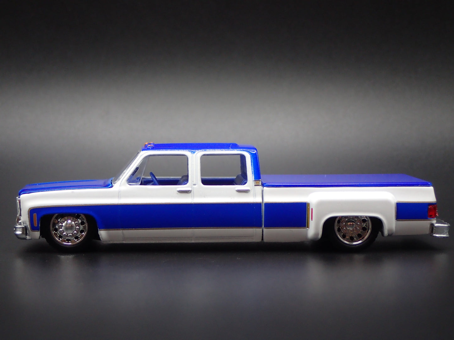 1977 CHEVY CHEVROLET SILVERADO 30 DUALLY SQUAREBODY TRUCK 1/64 DIECAST MODEL CAR