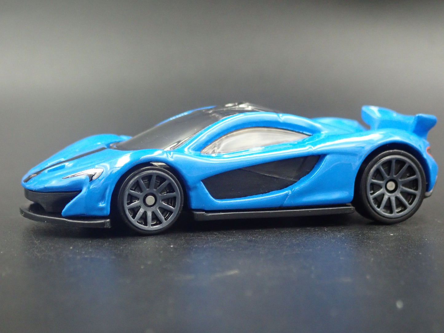 2013-2015 MCLAREN P1 SUPER CAR BLUE 1:64 SCALE DIORAMA DIECAST MODEL CAR
