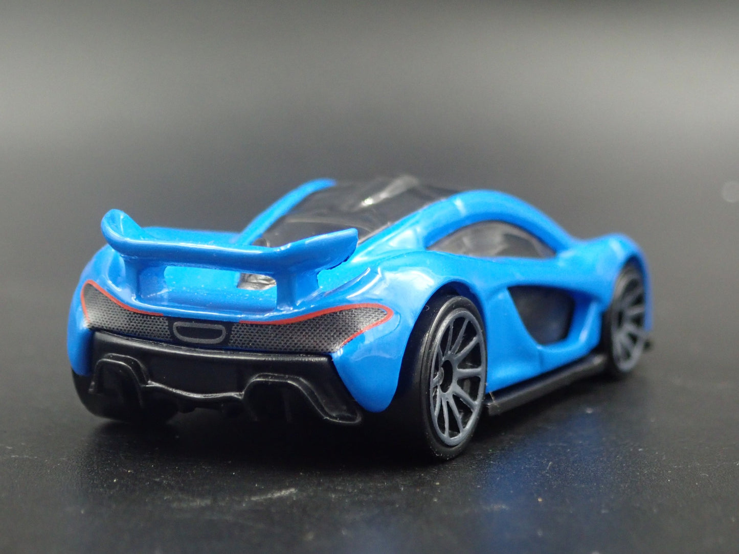2013-2015 MCLAREN P1 SUPER CAR BLUE 1:64 SCALE DIORAMA DIECAST MODEL CAR