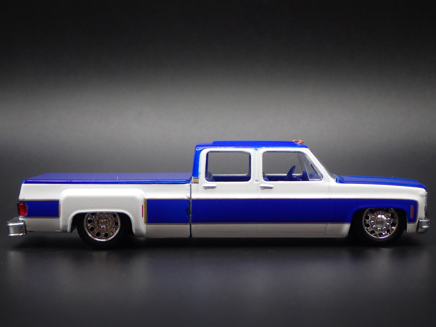 1977 CHEVY CHEVROLET SILVERADO 30 DUALLY SQUAREBODY TRUCK 1/64 DIECAST MODEL CAR