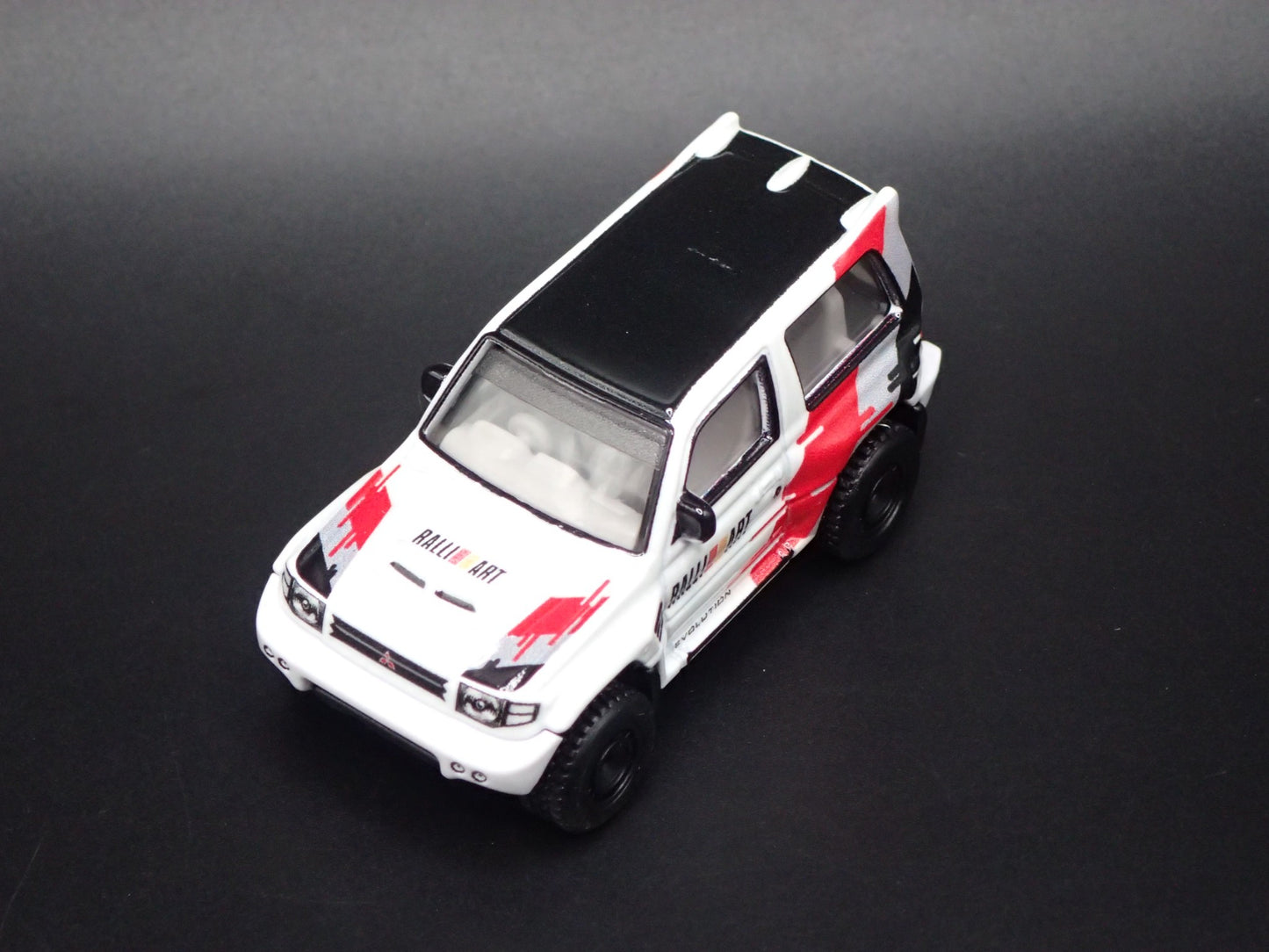 1997-1999 MITSUBISHI PAJERO EVOLUTION SUV 1:64 SCALE DIORAMA DIECAST MODEL CAR