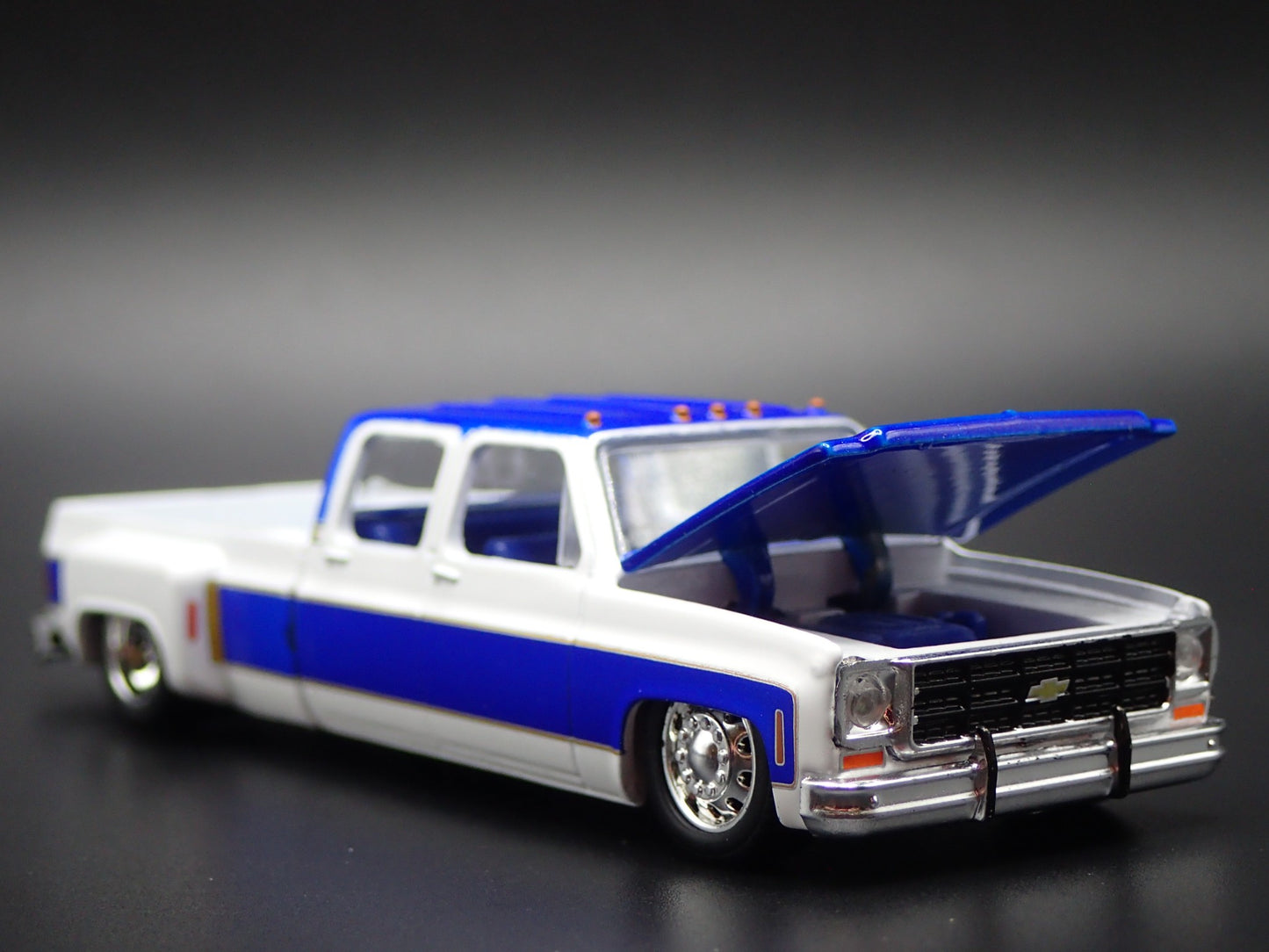 1977 CHEVY CHEVROLET SILVERADO 30 DUALLY SQUAREBODY TRUCK 1/64 DIECAST MODEL CAR