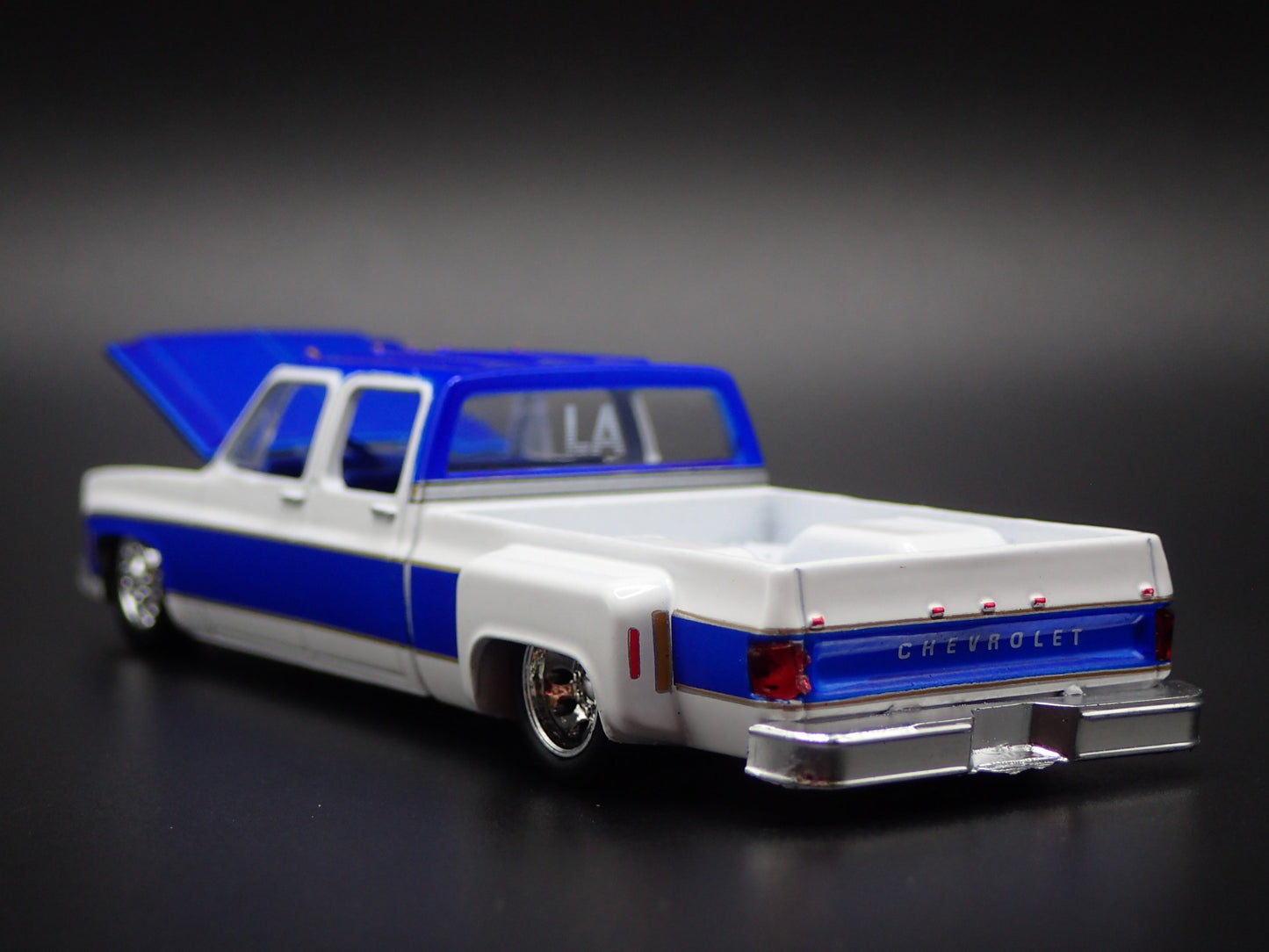 1977 CHEVY CHEVROLET SILVERADO 30 DUALLY SQUAREBODY TRUCK 1/64 DIECAST MODEL CAR