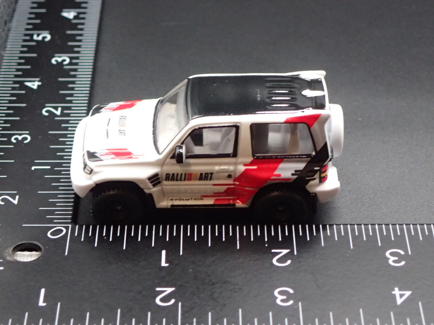 1997-1999 MITSUBISHI PAJERO EVOLUTION SUV 1:64 SCALE DIORAMA DIECAST MODEL CAR