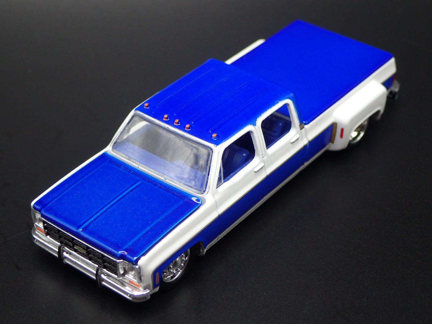 1977 CHEVY CHEVROLET SILVERADO 30 DUALLY SQUAREBODY TRUCK 1/64 DIECAST MODEL CAR