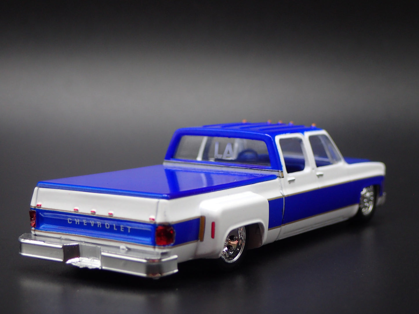 1977 CHEVY CHEVROLET SILVERADO 30 DUALLY SQUAREBODY TRUCK 1/64 DIECAST MODEL CAR
