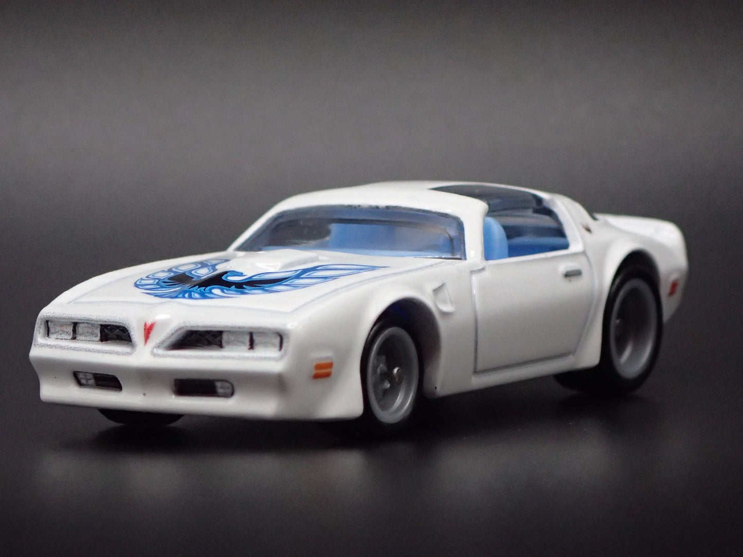 1977 77 PONTIAC FIREBIRD WHITE 1:64 SCALE COLLECTIBLE DIORAMA DIECAST MODEL CAR