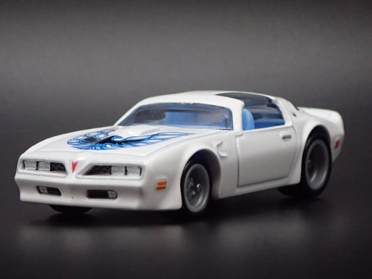 1977 77 PONTIAC FIREBIRD WHITE 1:64 SCALE COLLECTIBLE DIORAMA DIECAST MODEL CAR