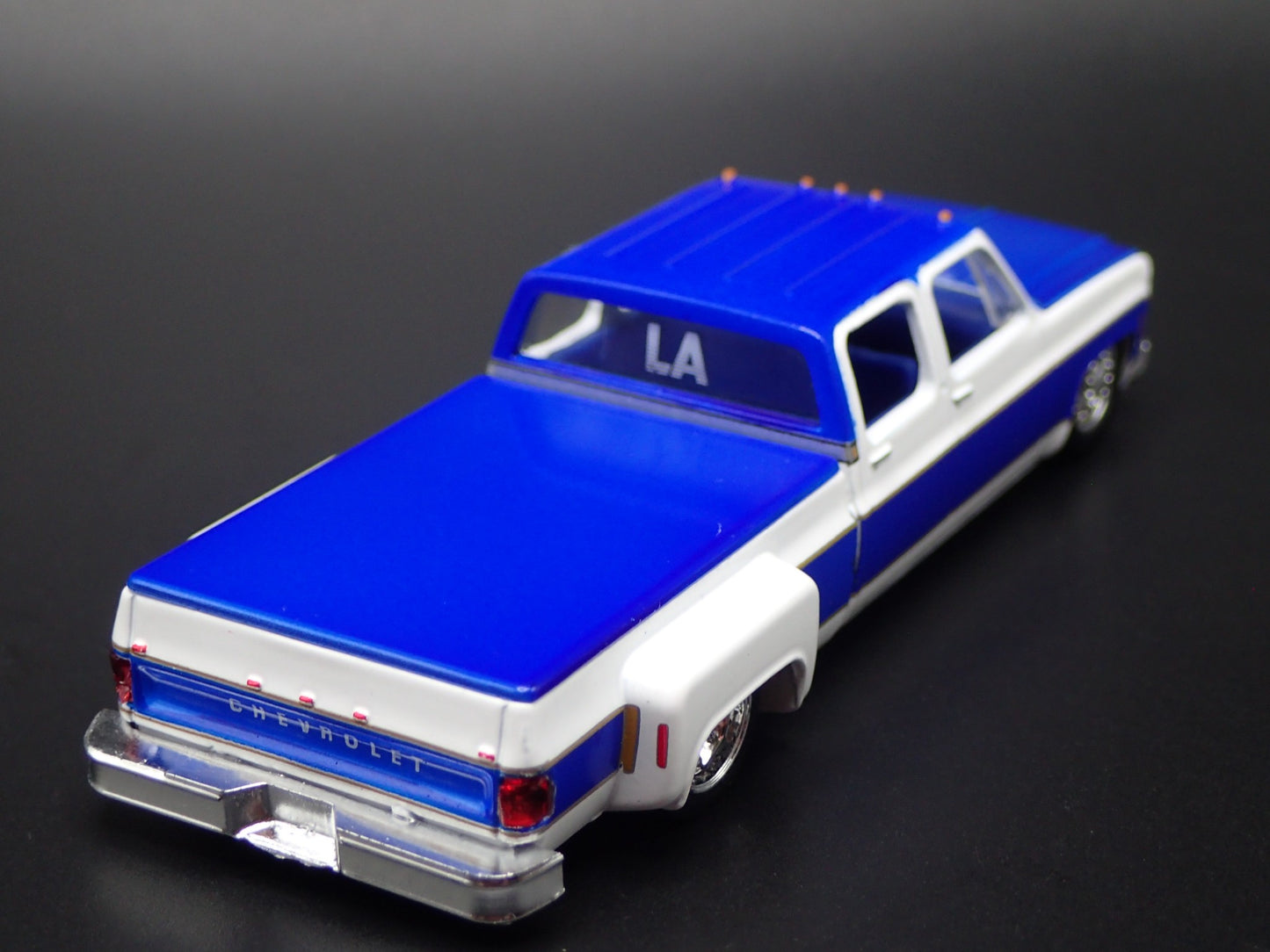 1977 CHEVY CHEVROLET SILVERADO 30 DUALLY SQUAREBODY TRUCK 1/64 DIECAST MODEL CAR