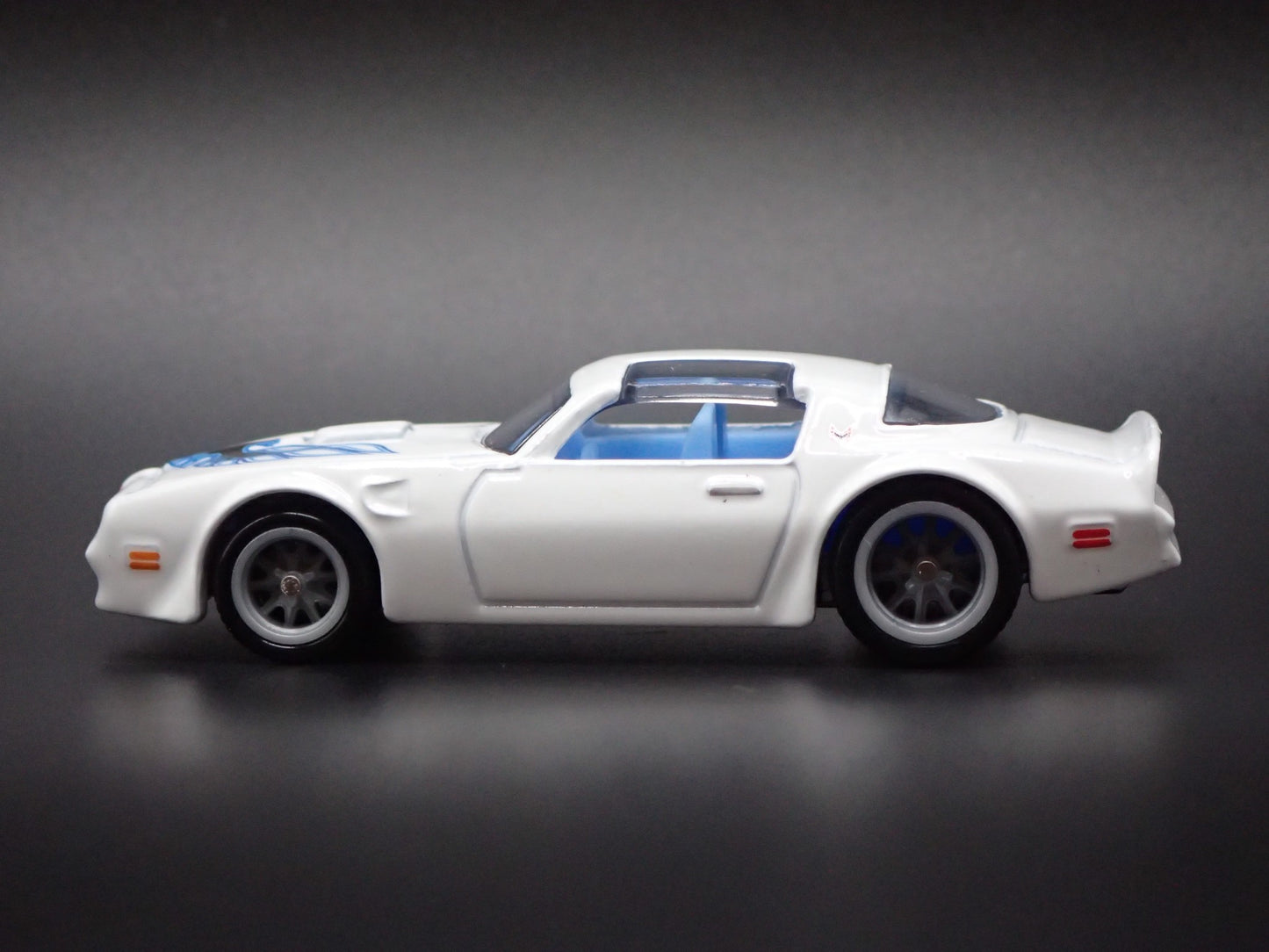 1977 77 PONTIAC FIREBIRD WHITE 1:64 SCALE COLLECTIBLE DIORAMA DIECAST MODEL CAR