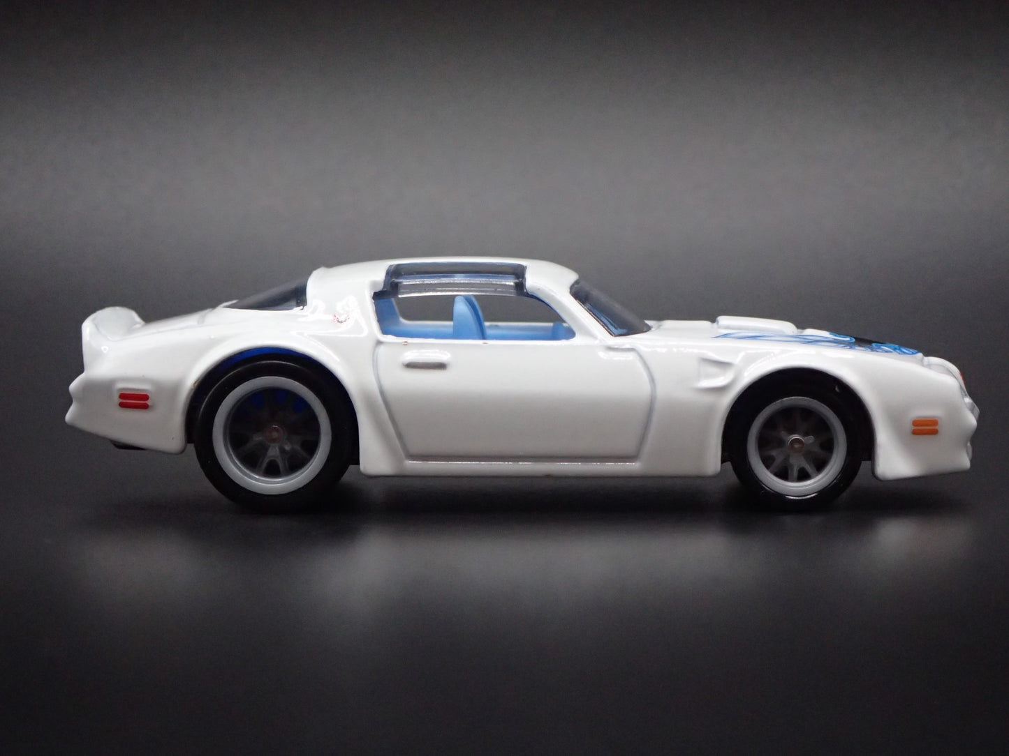 1977 77 PONTIAC FIREBIRD WHITE 1:64 SCALE COLLECTIBLE DIORAMA DIECAST MODEL CAR