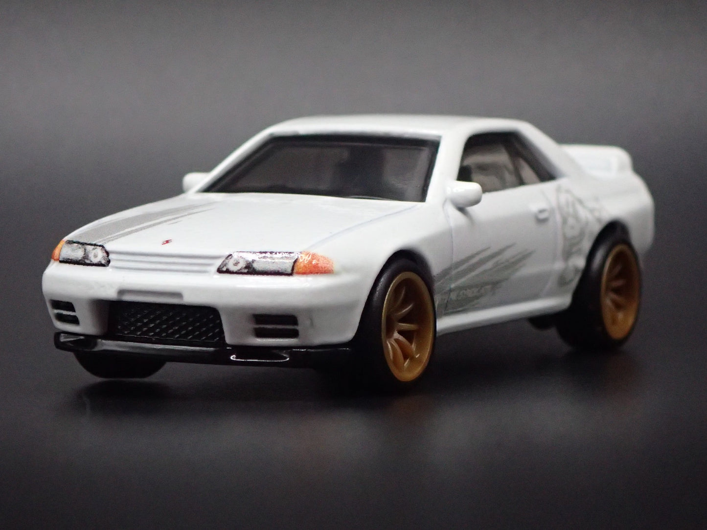 1989-1994 NISSAN SKYLINE GTR BNR32 WHITE 1:64 SCALE DIORAMA DIECAST MODEL CAR