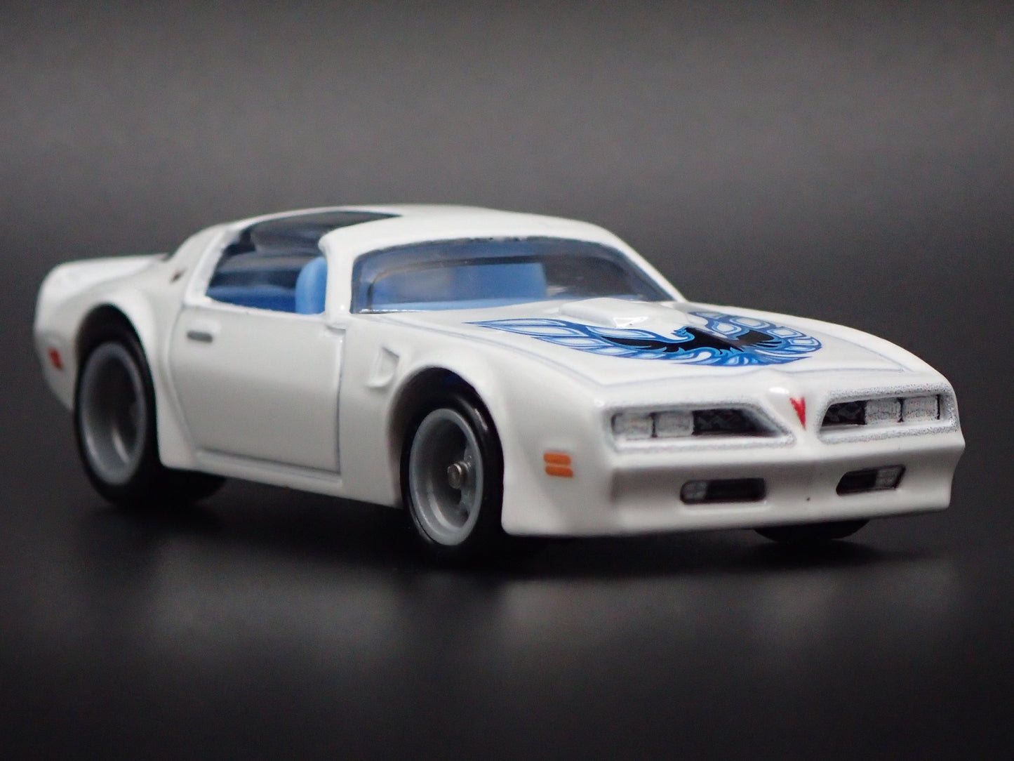 1977 77 PONTIAC FIREBIRD WHITE 1:64 SCALE COLLECTIBLE DIORAMA DIECAST MODEL CAR