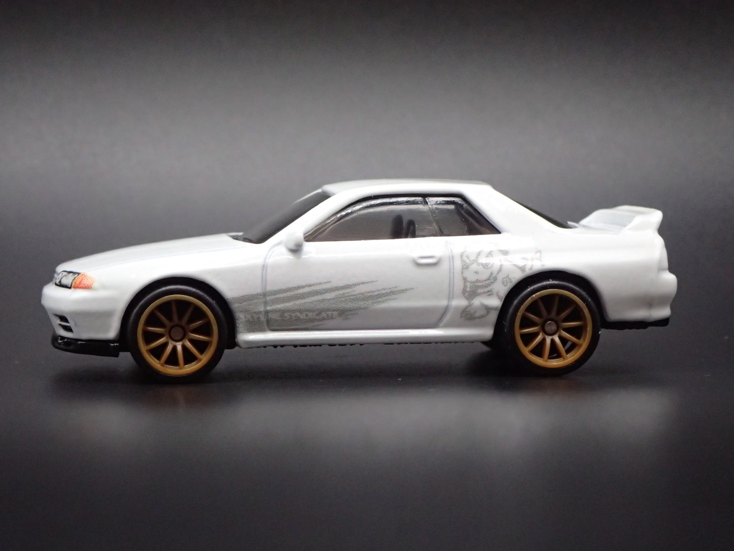 1989-1994 NISSAN SKYLINE GTR BNR32 WHITE 1:64 SCALE DIORAMA DIECAST MODEL CAR