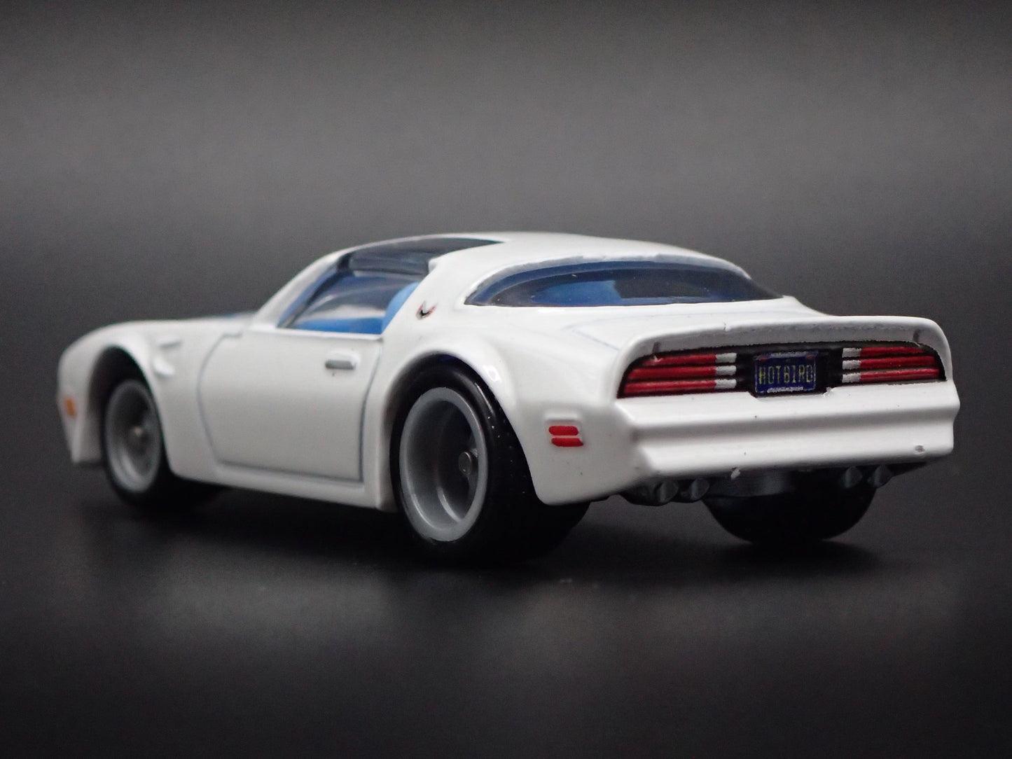 1977 77 PONTIAC FIREBIRD WHITE 1:64 SCALE COLLECTIBLE DIORAMA DIECAST MODEL CAR