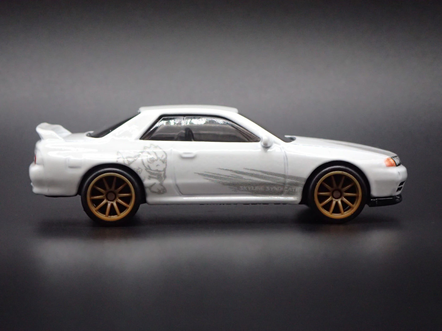 1989-1994 NISSAN SKYLINE GTR BNR32 WHITE 1:64 SCALE DIORAMA DIECAST MODEL CAR