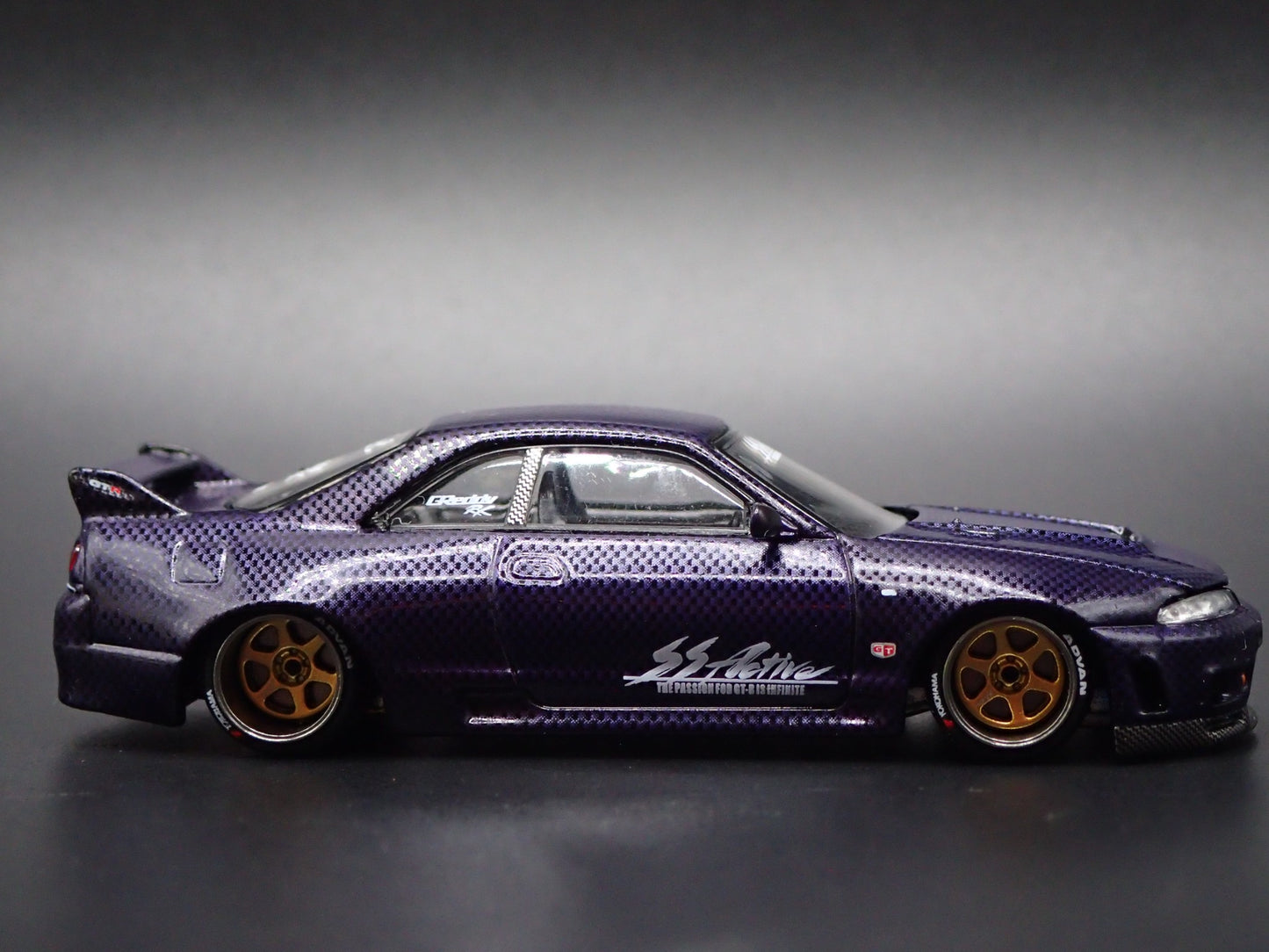 1993-1998 NISSAN SKYLINE GTR R33 CARBON KAIDO HOUSE 1:64 SCALE DIECAST MODEL CAR