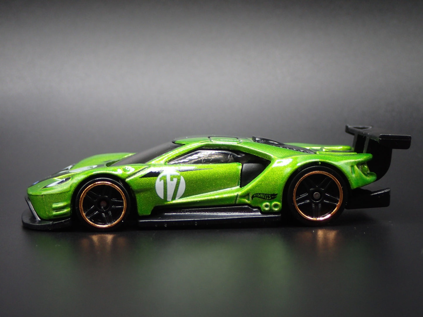 2017-2022 FORD GT RACE SUPERCAR GREEN 1:64 SCALE DIORAMA DIECAST MODEL CAR