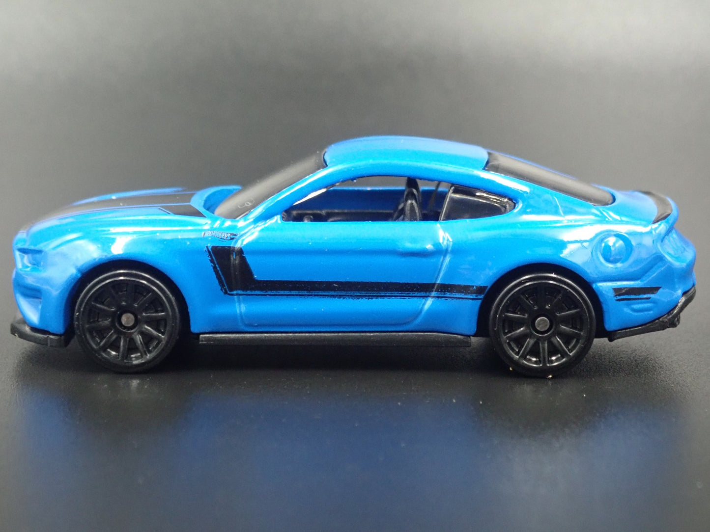 2015-2023 FORD MUSTANG GT BLUE 1:64 SCALE DIORAMA COLLECTIBLE DIECAST MODEL CAR