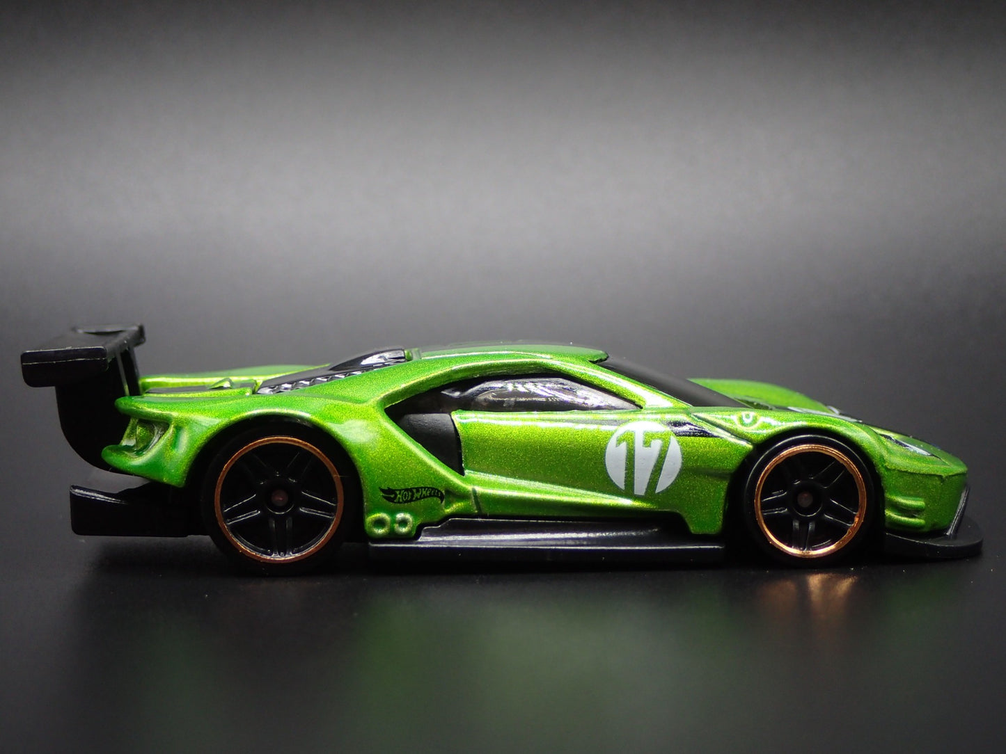 2017-2022 FORD GT RACE SUPERCAR GREEN 1:64 SCALE DIORAMA DIECAST MODEL CAR