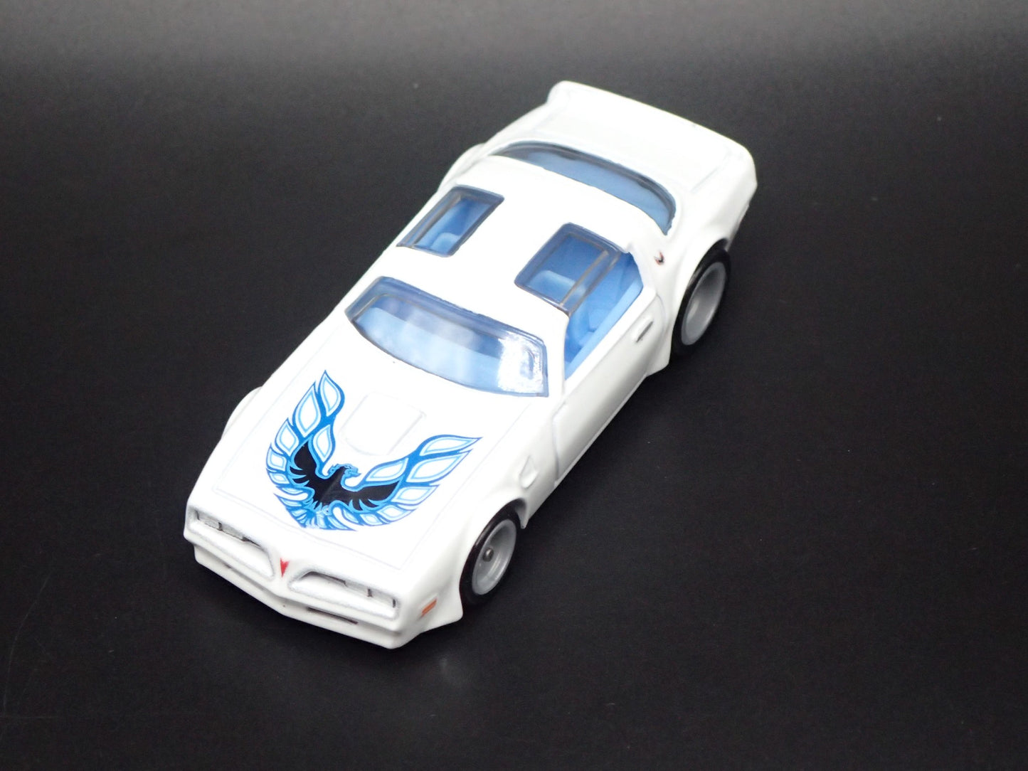 1977 77 PONTIAC FIREBIRD WHITE 1:64 SCALE COLLECTIBLE DIORAMA DIECAST MODEL CAR