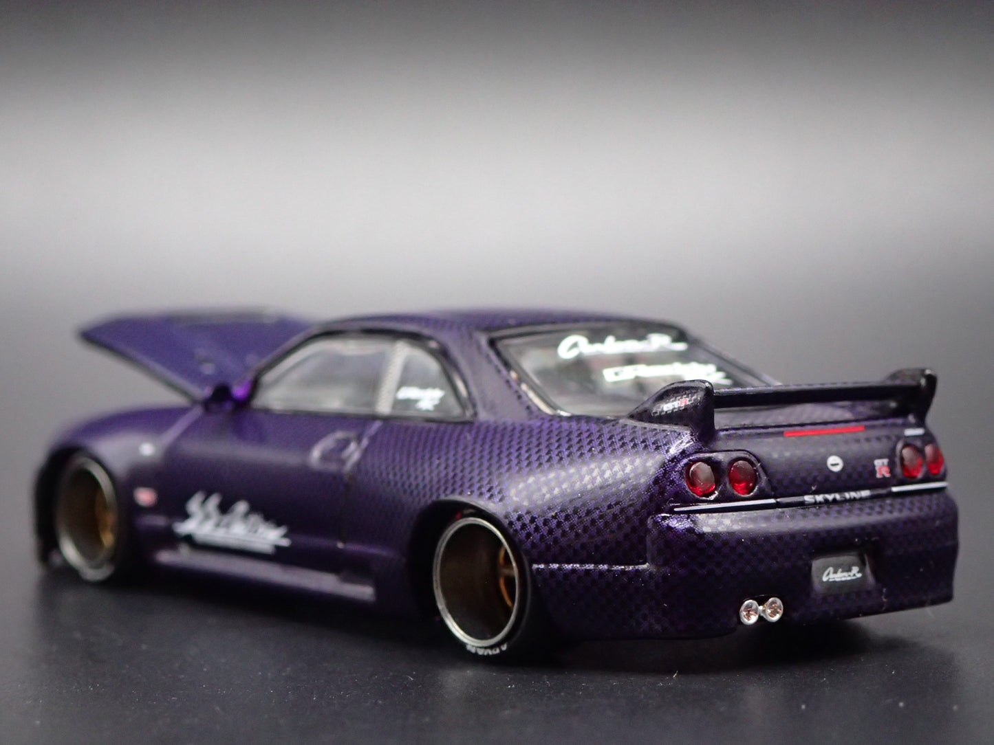 1993-1998 NISSAN SKYLINE GTR R33 CARBON KAIDO HOUSE 1:64 SCALE DIECAST MODEL CAR