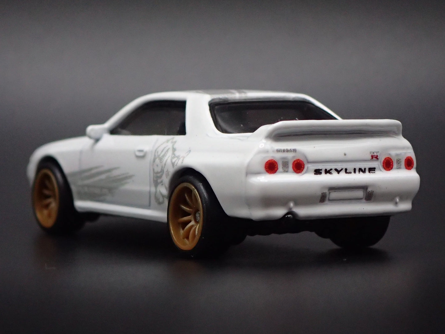1989-1994 NISSAN SKYLINE GTR BNR32 WHITE 1:64 SCALE DIORAMA DIECAST MODEL CAR