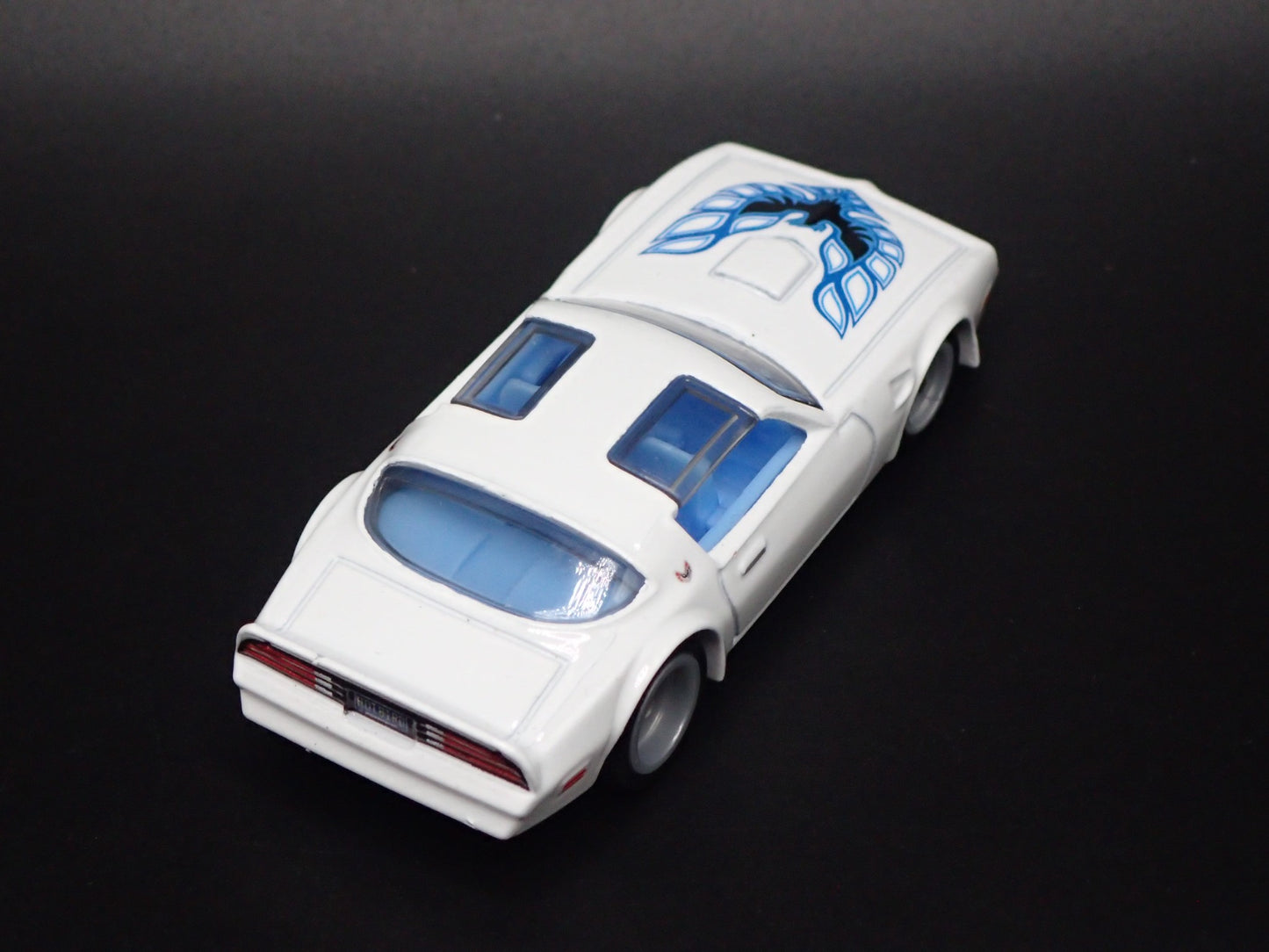 1977 77 PONTIAC FIREBIRD WHITE 1:64 SCALE COLLECTIBLE DIORAMA DIECAST MODEL CAR