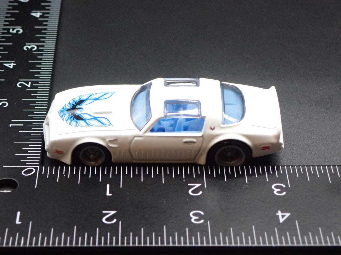 1977 77 PONTIAC FIREBIRD WHITE 1:64 SCALE COLLECTIBLE DIORAMA DIECAST MODEL CAR