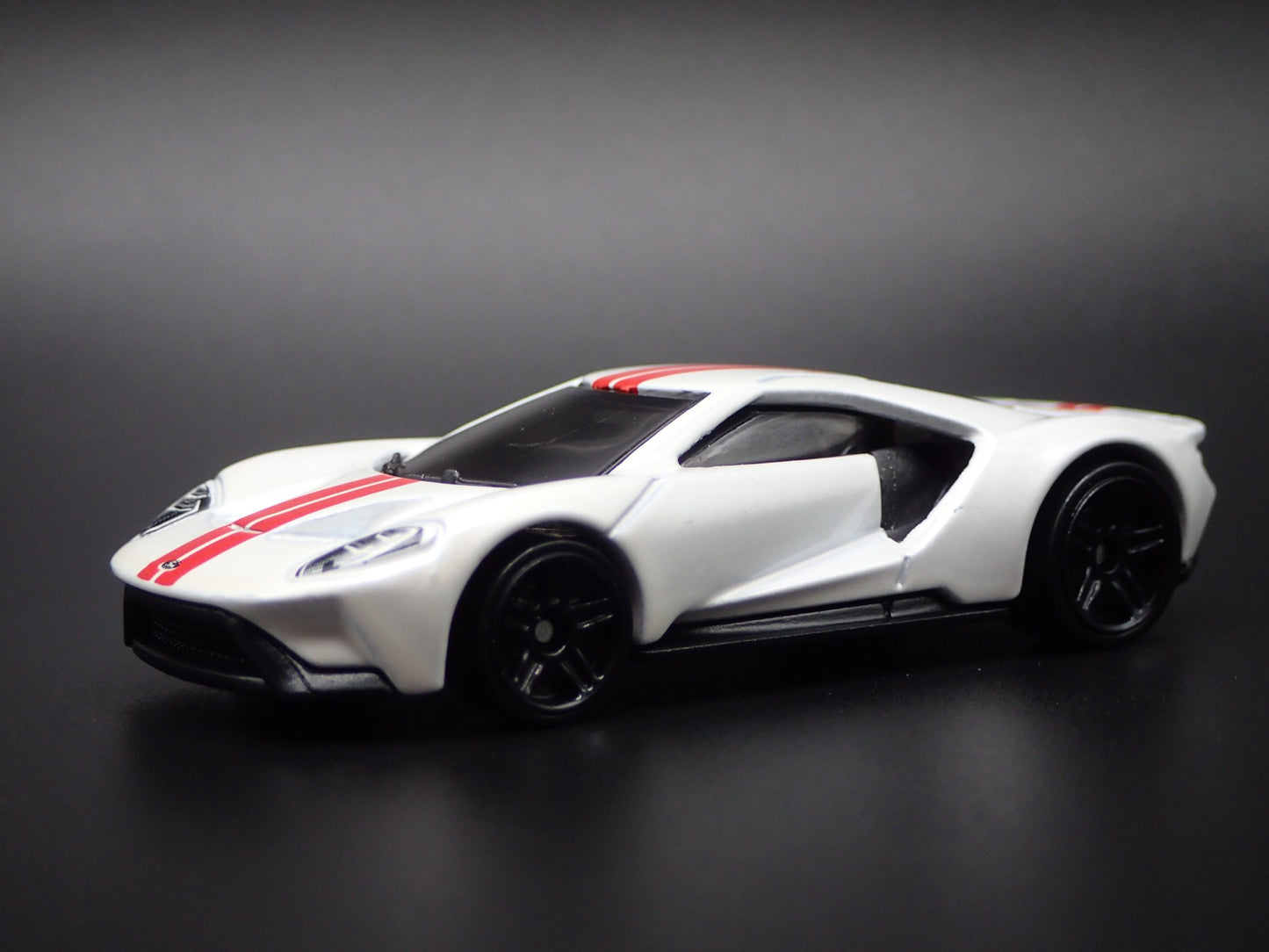 2017-2022 FORD GT SUPERCAR 1:64 SCALE COLLECTIBLE DIORAMA DIECAST MODEL CAR