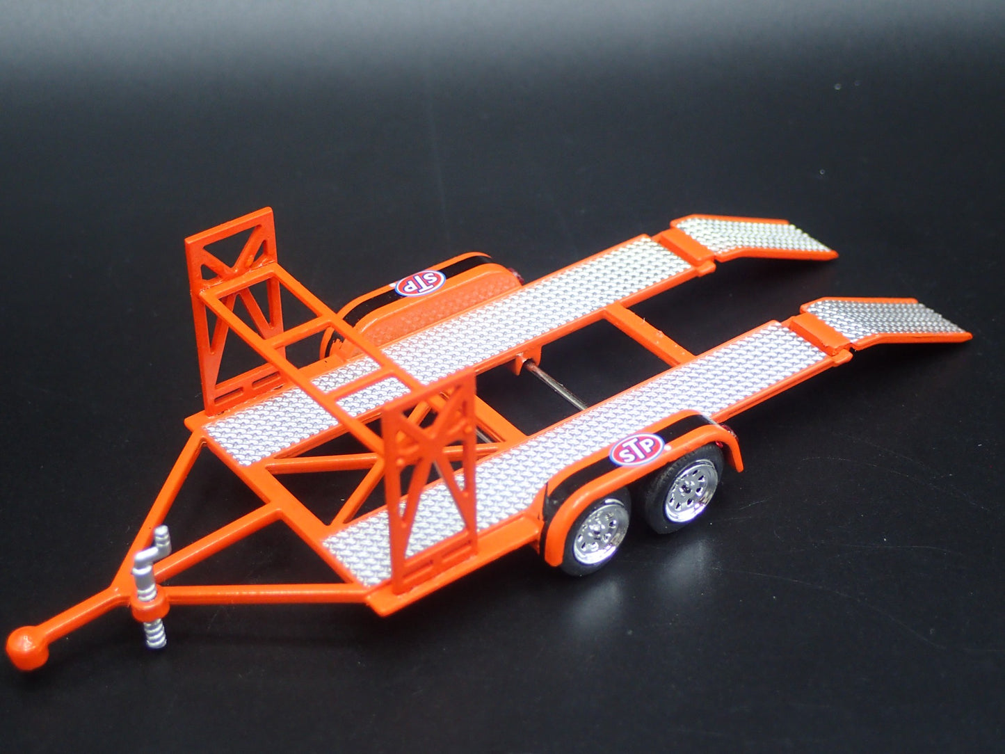 STP TANDEM FLATBED CAR TRAILER w/ LOADING RAMPS 1:64 SCALE DIORAMA DIECAST MODEL