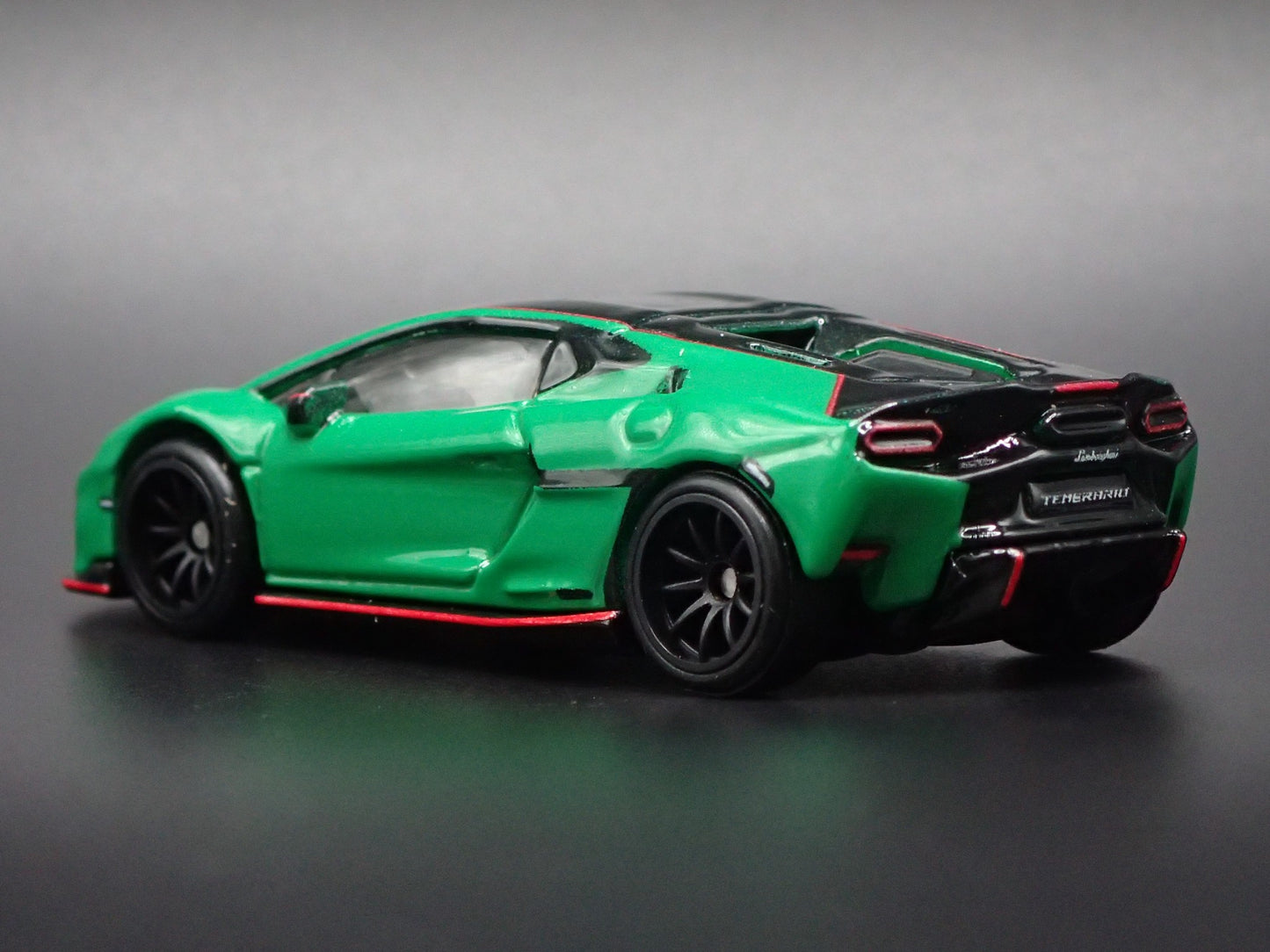 2025-2026 LAMBORGHINI TEMERARIO SUPER CAR 1/64 SCALE DIORAMA DIECAST MODEL CAR