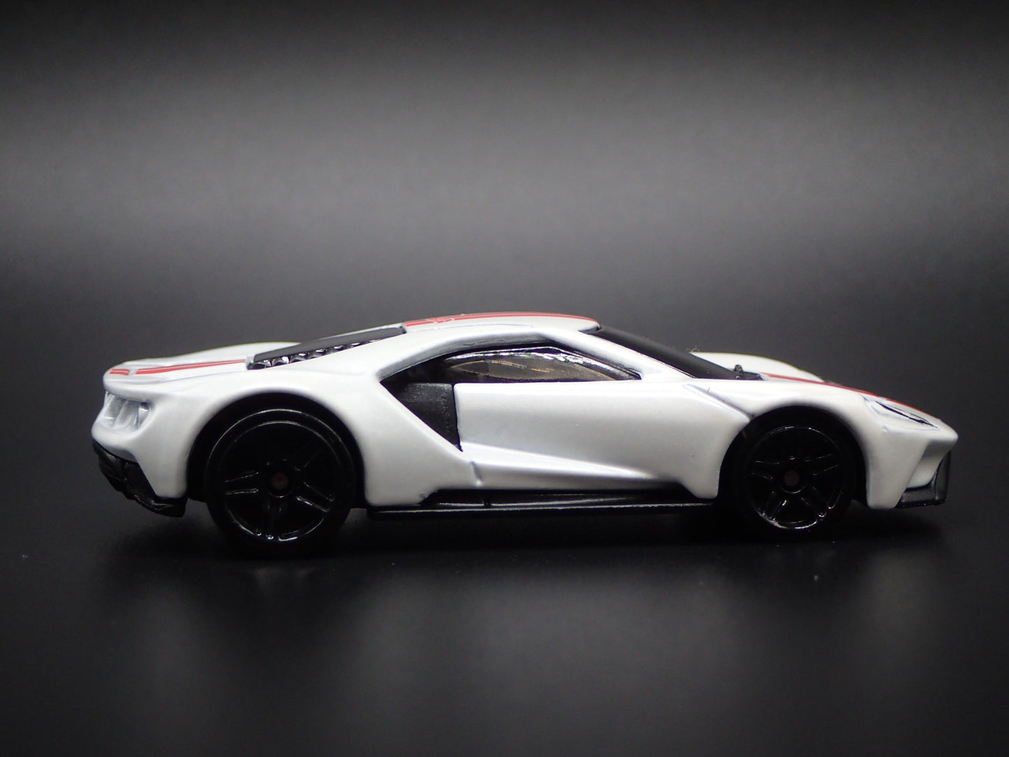 2017-2022 FORD GT SUPERCAR 1:64 SCALE COLLECTIBLE DIORAMA DIECAST MODEL CAR