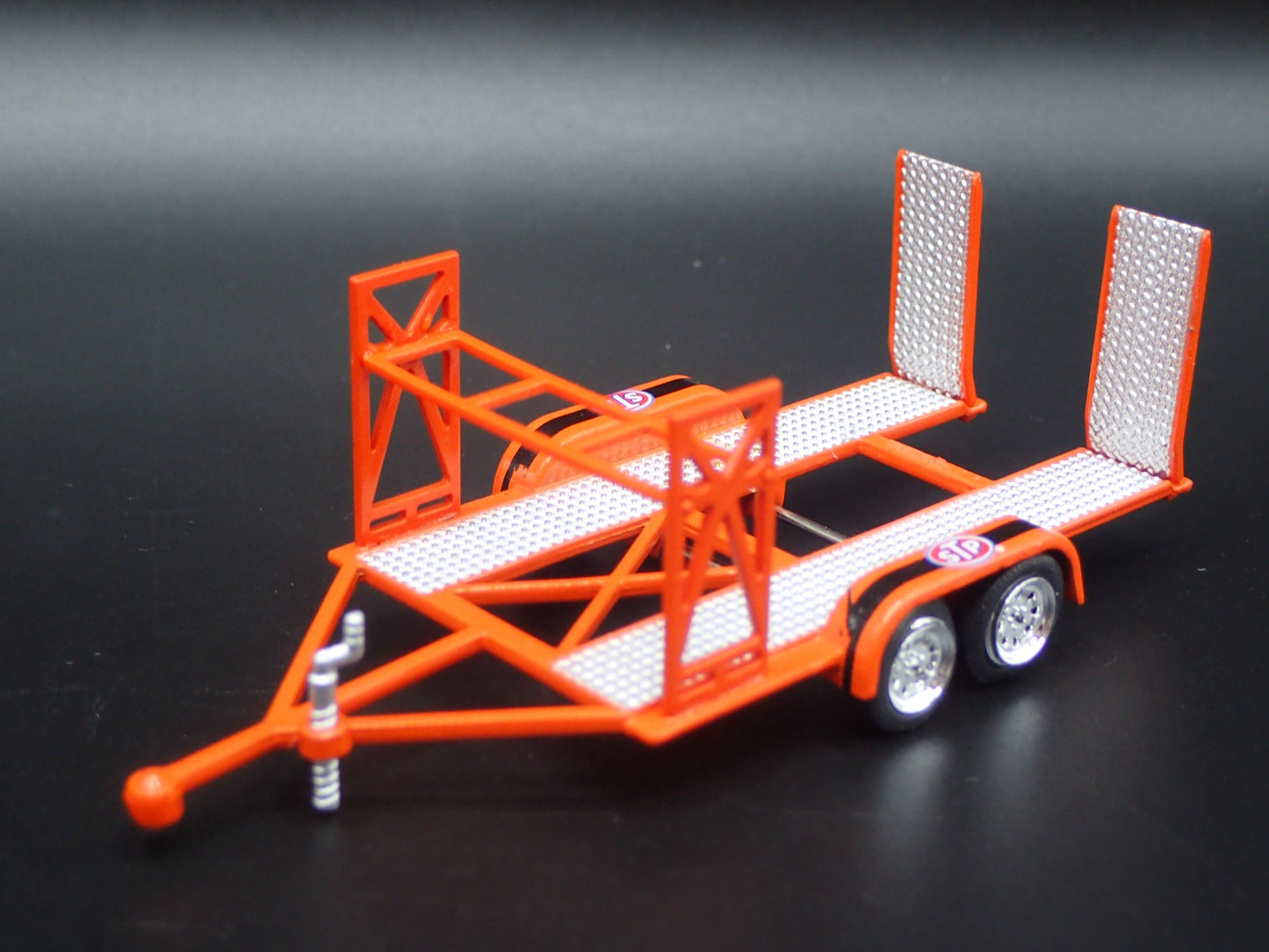 STP TANDEM FLATBED CAR TRAILER w/ LOADING RAMPS 1:64 SCALE DIORAMA DIECAST MODEL