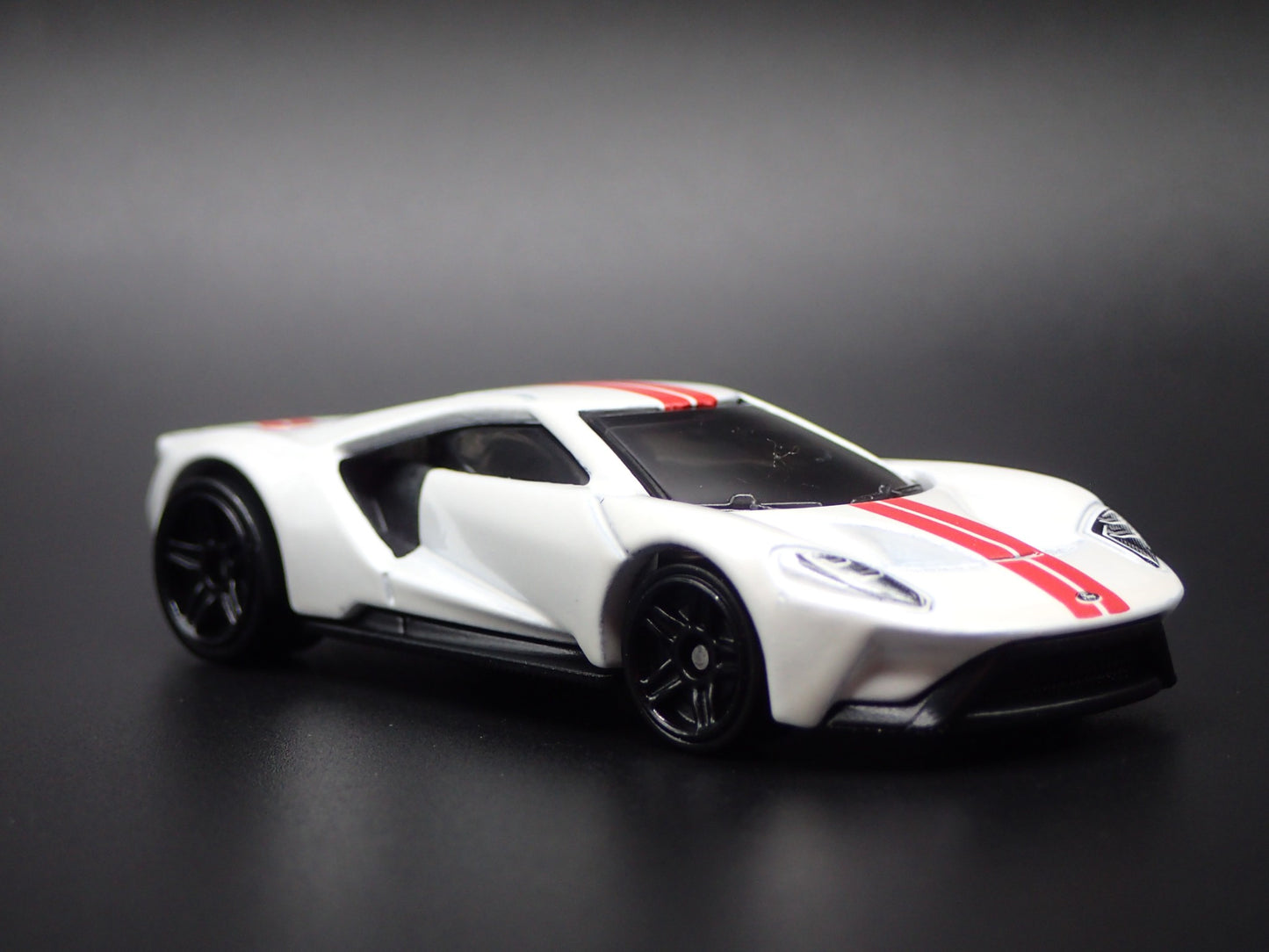 2017-2022 FORD GT SUPERCAR 1:64 SCALE COLLECTIBLE DIORAMA DIECAST MODEL CAR