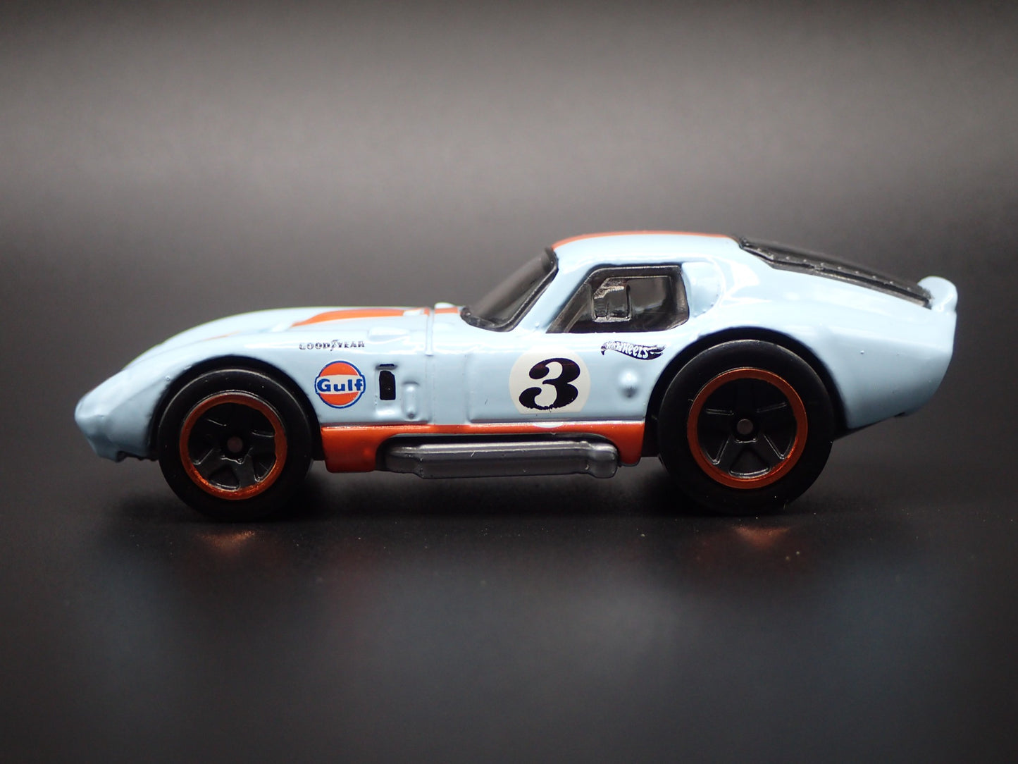 1965 65 SHELBY COBRA DAYTONA COUPE GULF OIL 1:64 SCALE DIORAMA DIECAST MODEL CAR