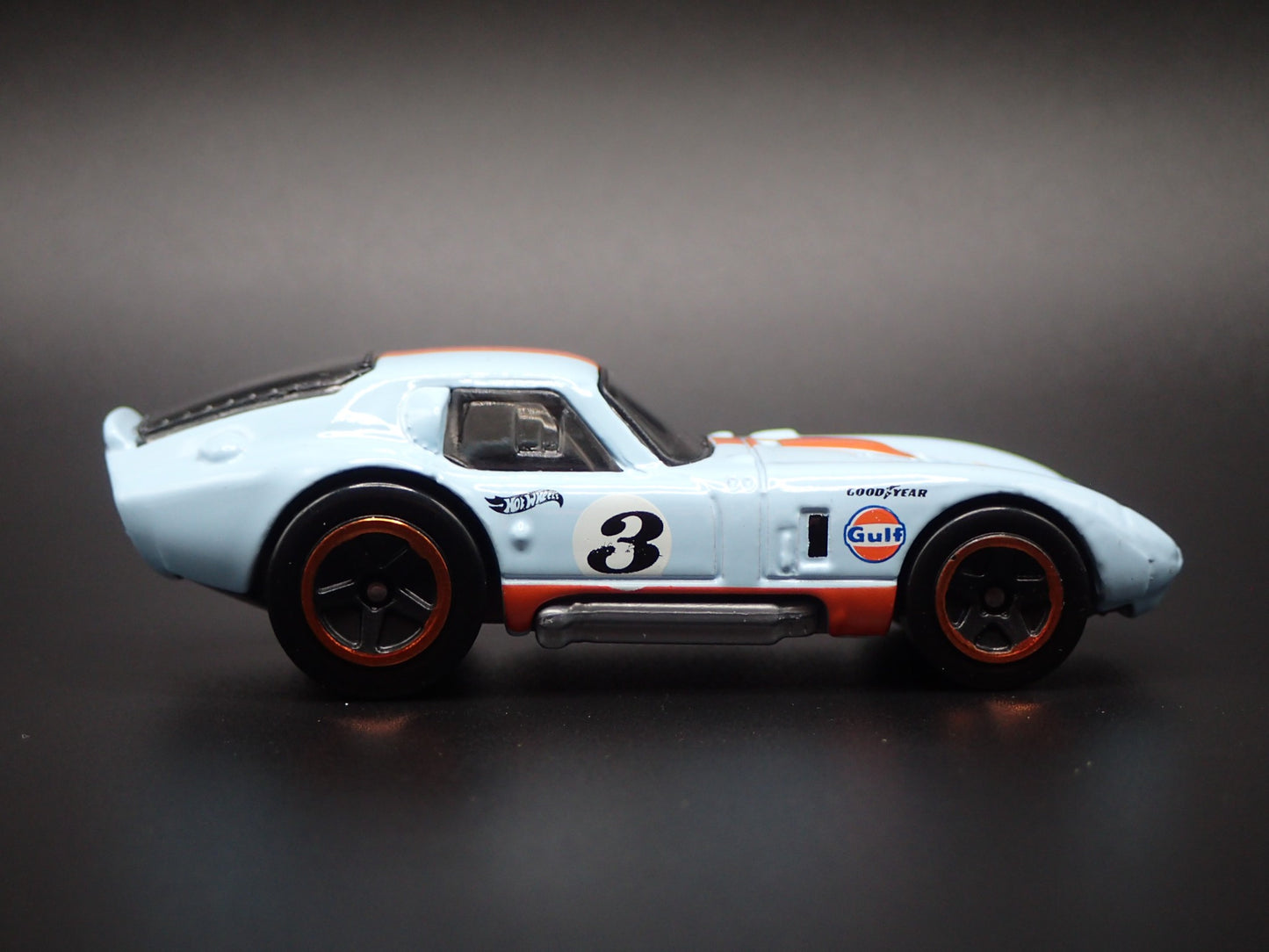1965 65 SHELBY COBRA DAYTONA COUPE GULF OIL 1:64 SCALE DIORAMA DIECAST MODEL CAR