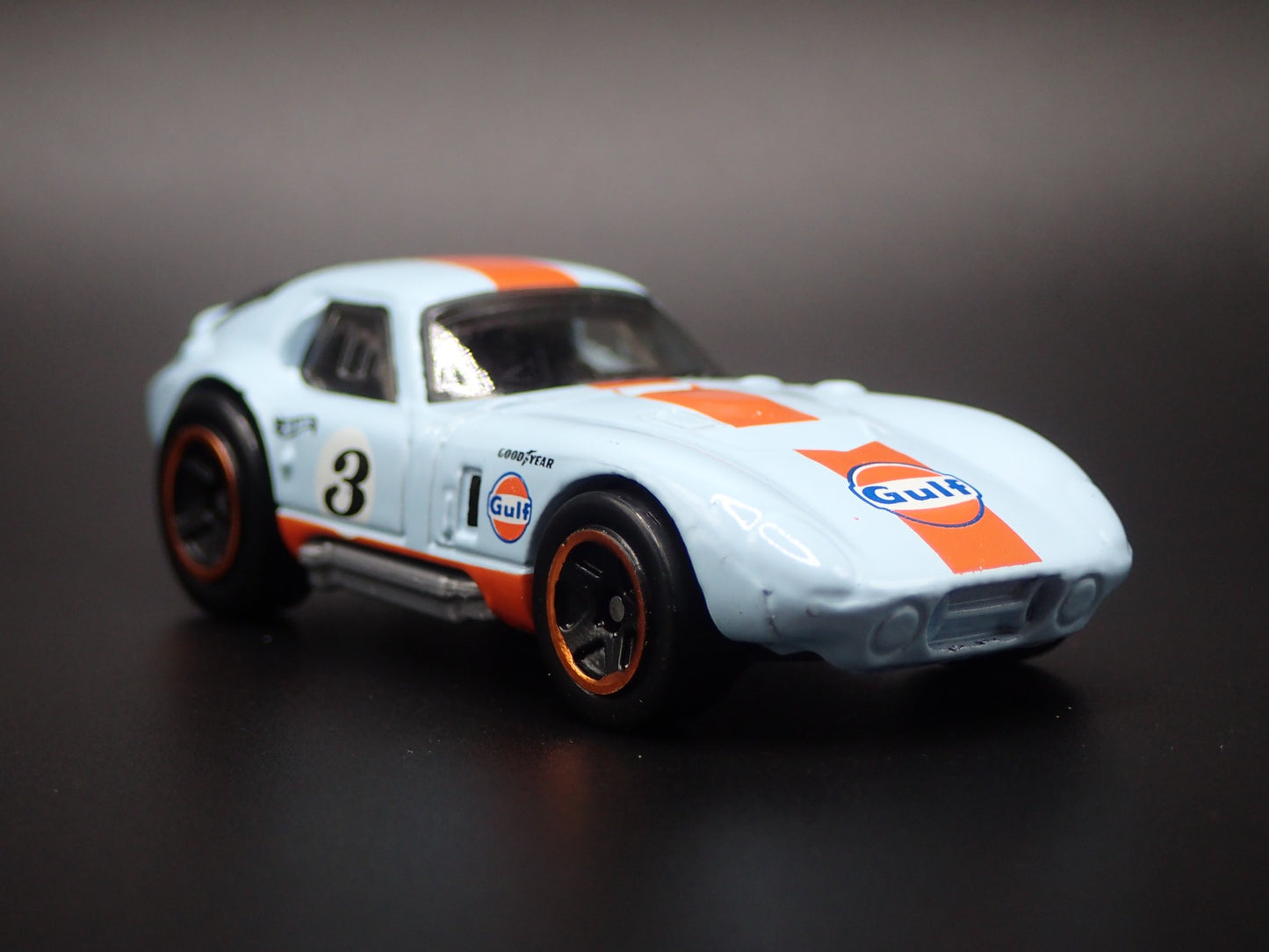 1965 65 SHELBY COBRA DAYTONA COUPE GULF OIL 1:64 SCALE DIORAMA DIECAST MODEL CAR