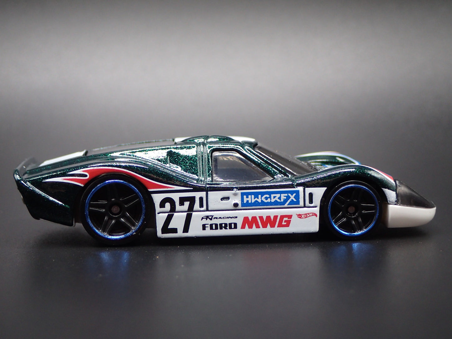 1967 67 FORD GT40 MK.IV GREEN 1:64 SCALE COLLECTIBLE DIORAMA DIECAST MODEL CAR