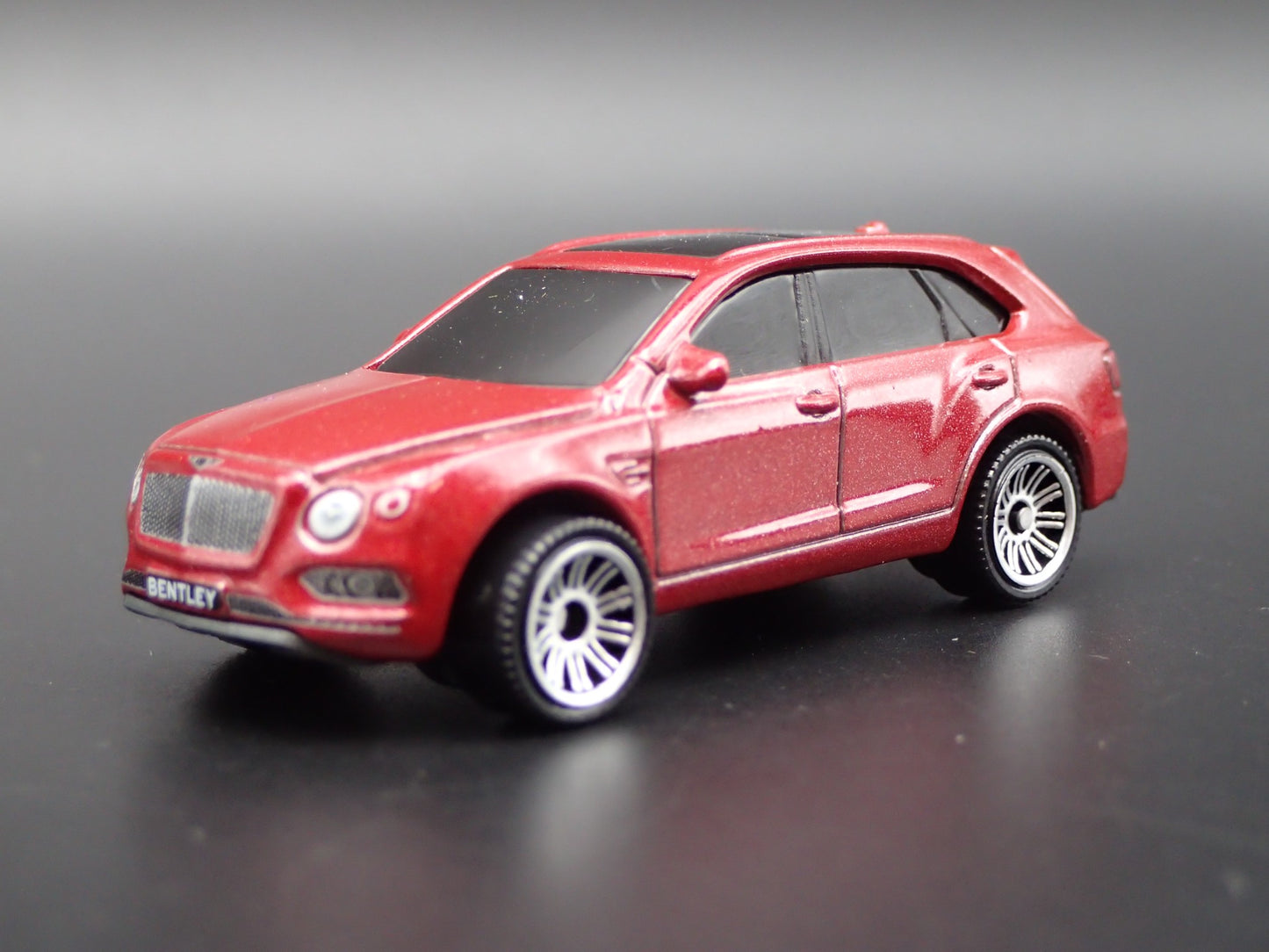 2015-2020 BENTLEY BENTAYGA ROSE 1:64 SCALE COLLECTIBLE DIORAMA DIECAST MODEL CAR