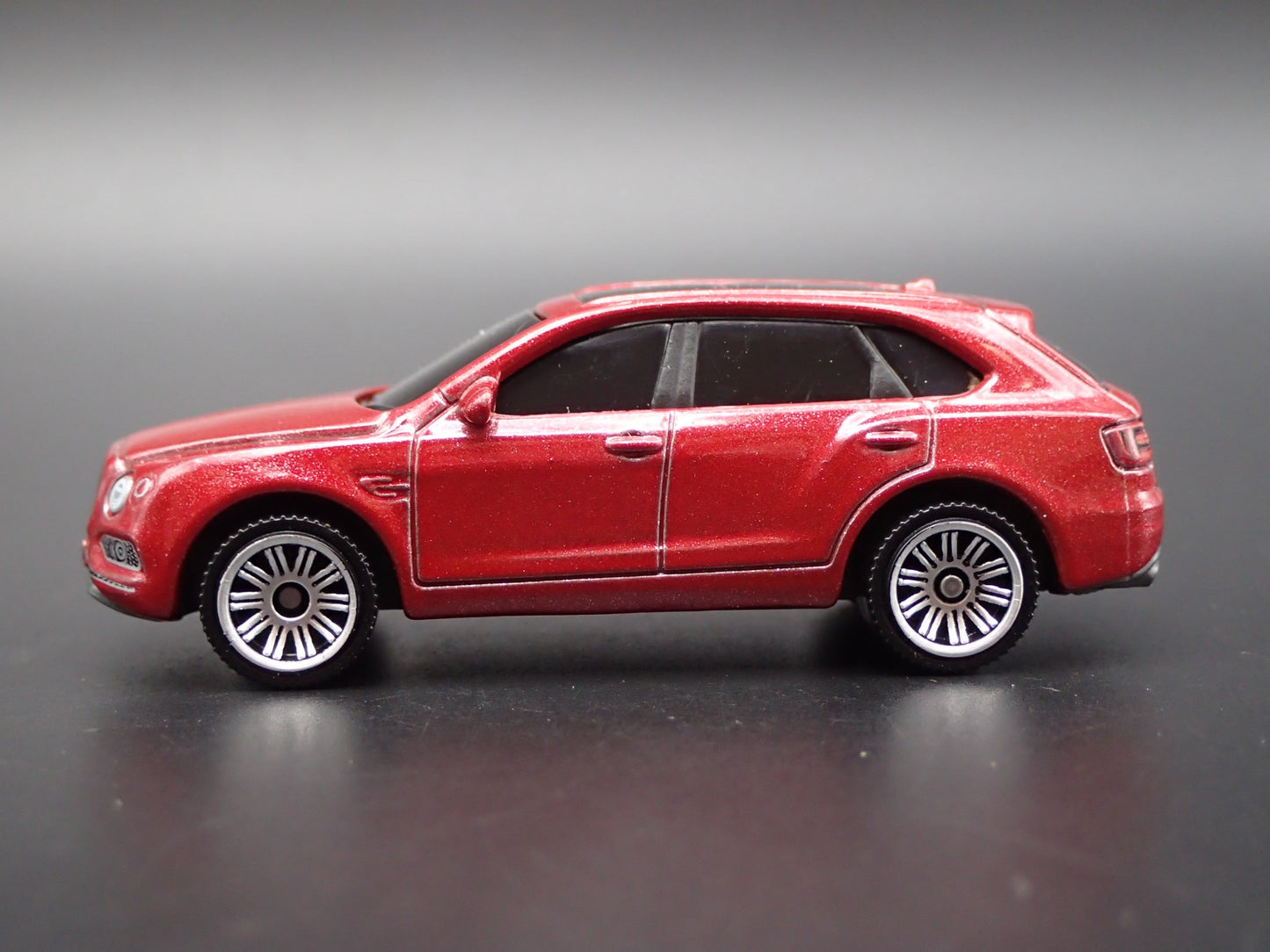 2015-2020 BENTLEY BENTAYGA ROSE 1:64 SCALE COLLECTIBLE DIORAMA DIECAST MODEL CAR